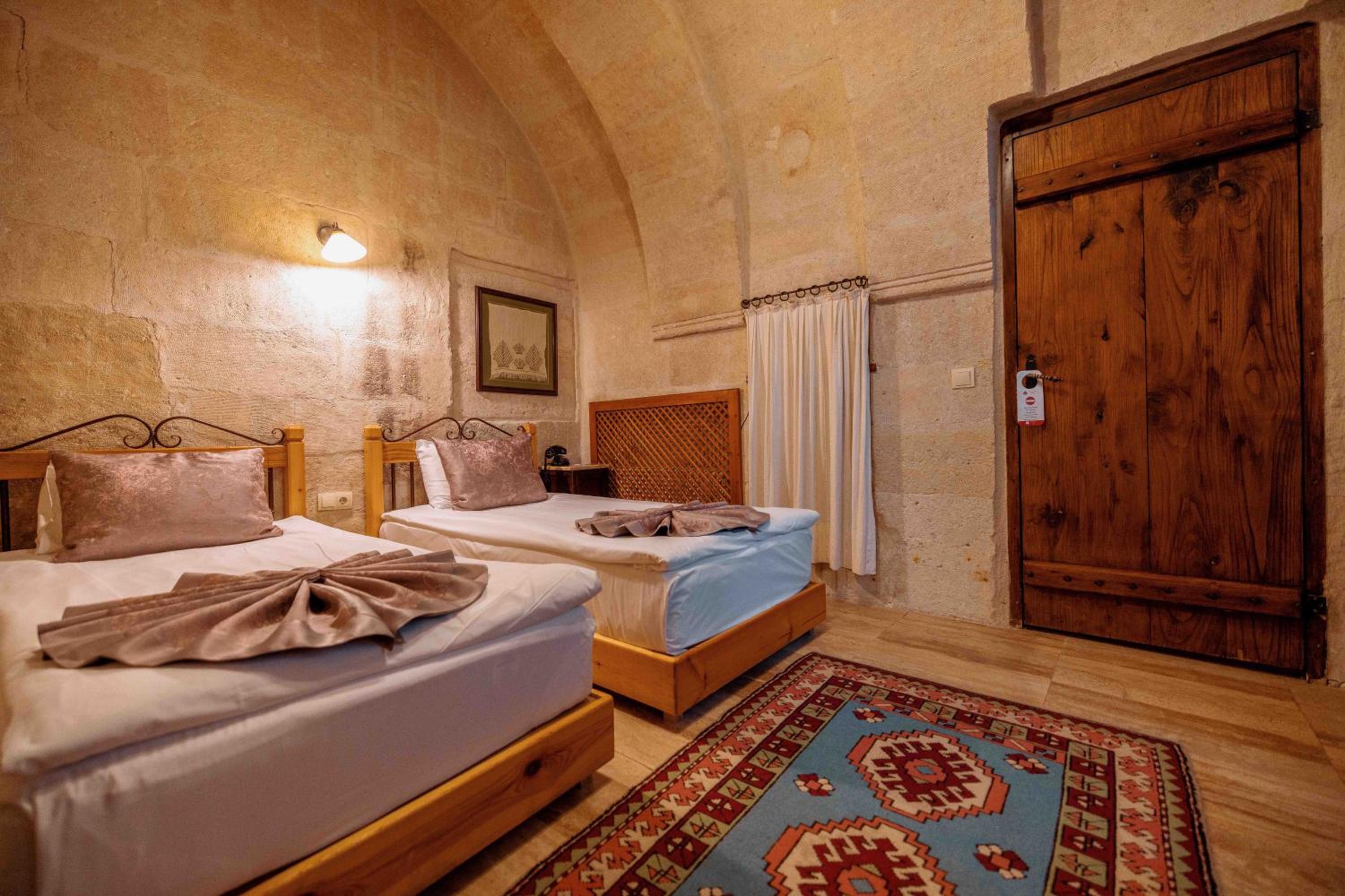 Classic Double or Twin Cave Room - Photo 9
