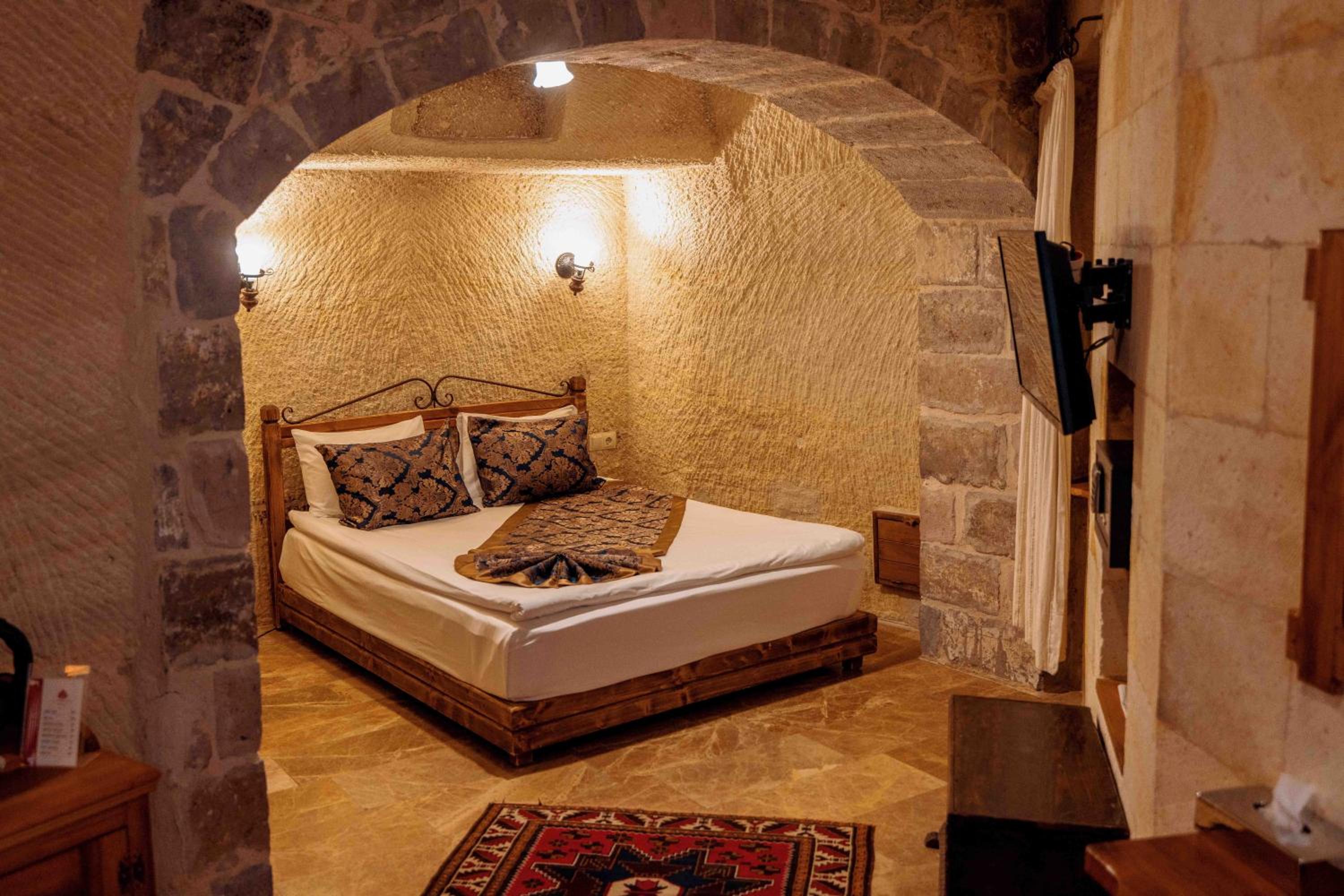 Classic Double or Twin Cave Room - Photo 5