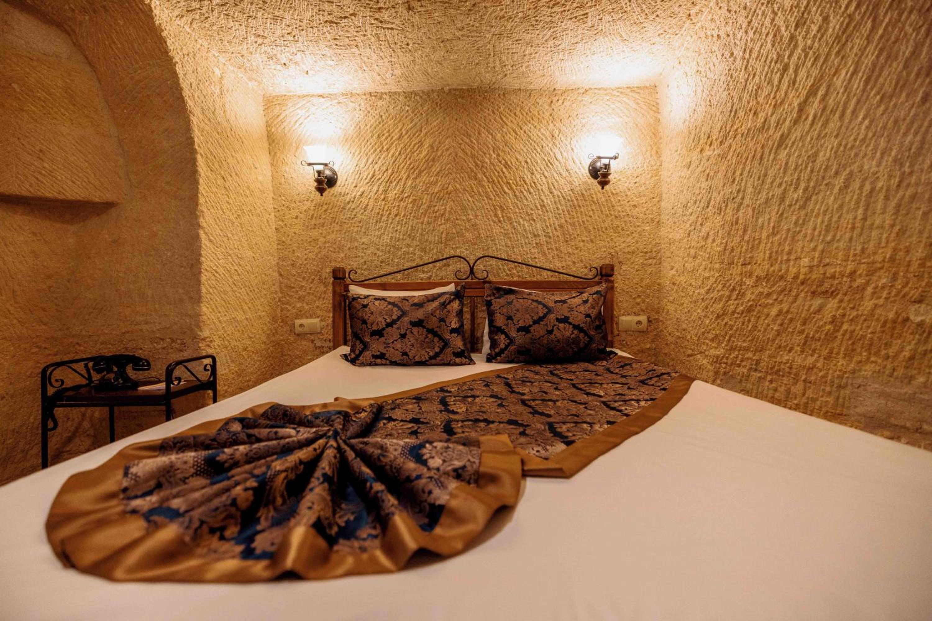 Classic Double or Twin Cave Room - Photo 7