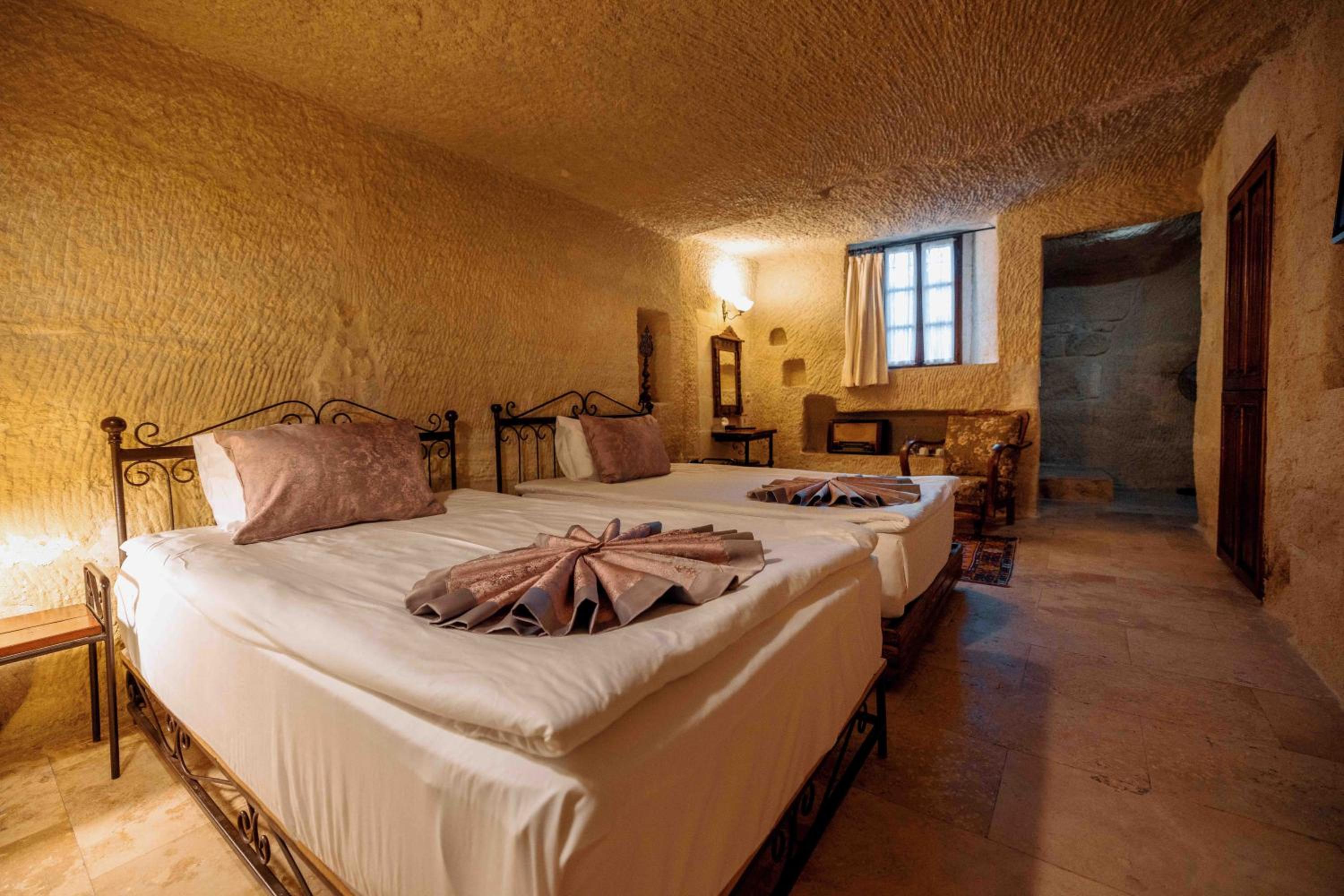 Classic Double or Twin Cave Room - Photo 3