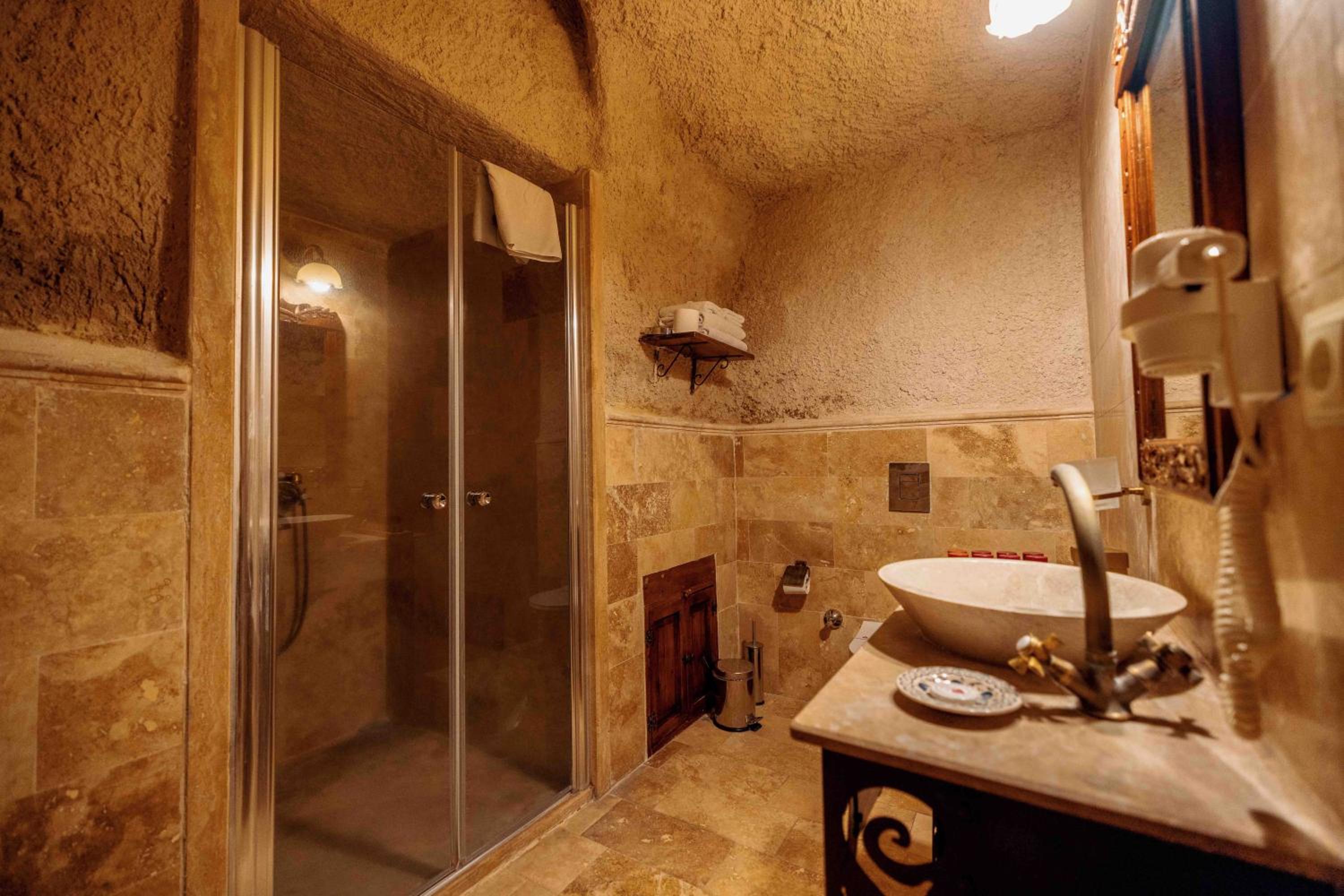 Classic Double or Twin Cave Room - Photo 4