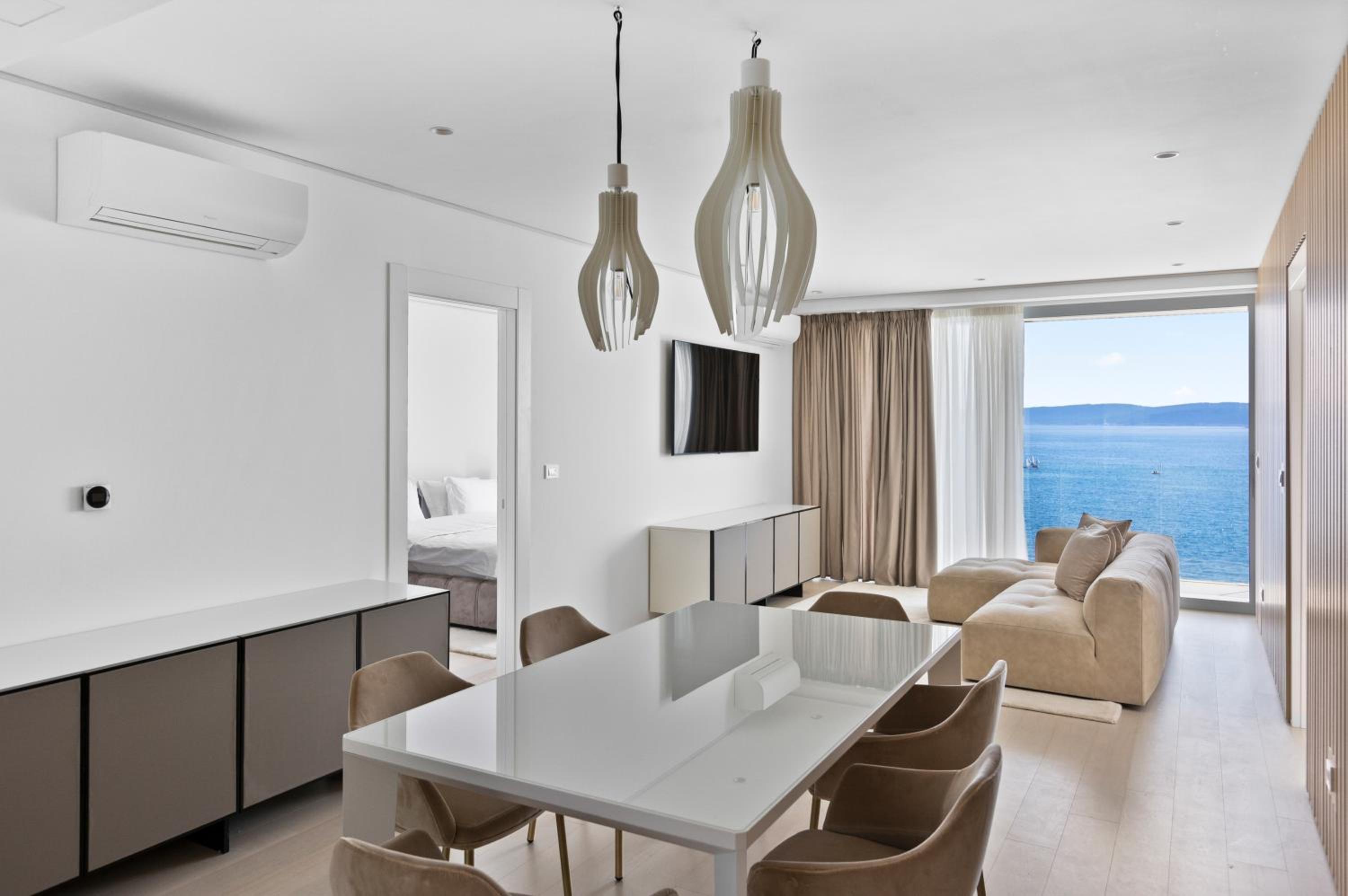 Apartment with Sea View - Photo 5