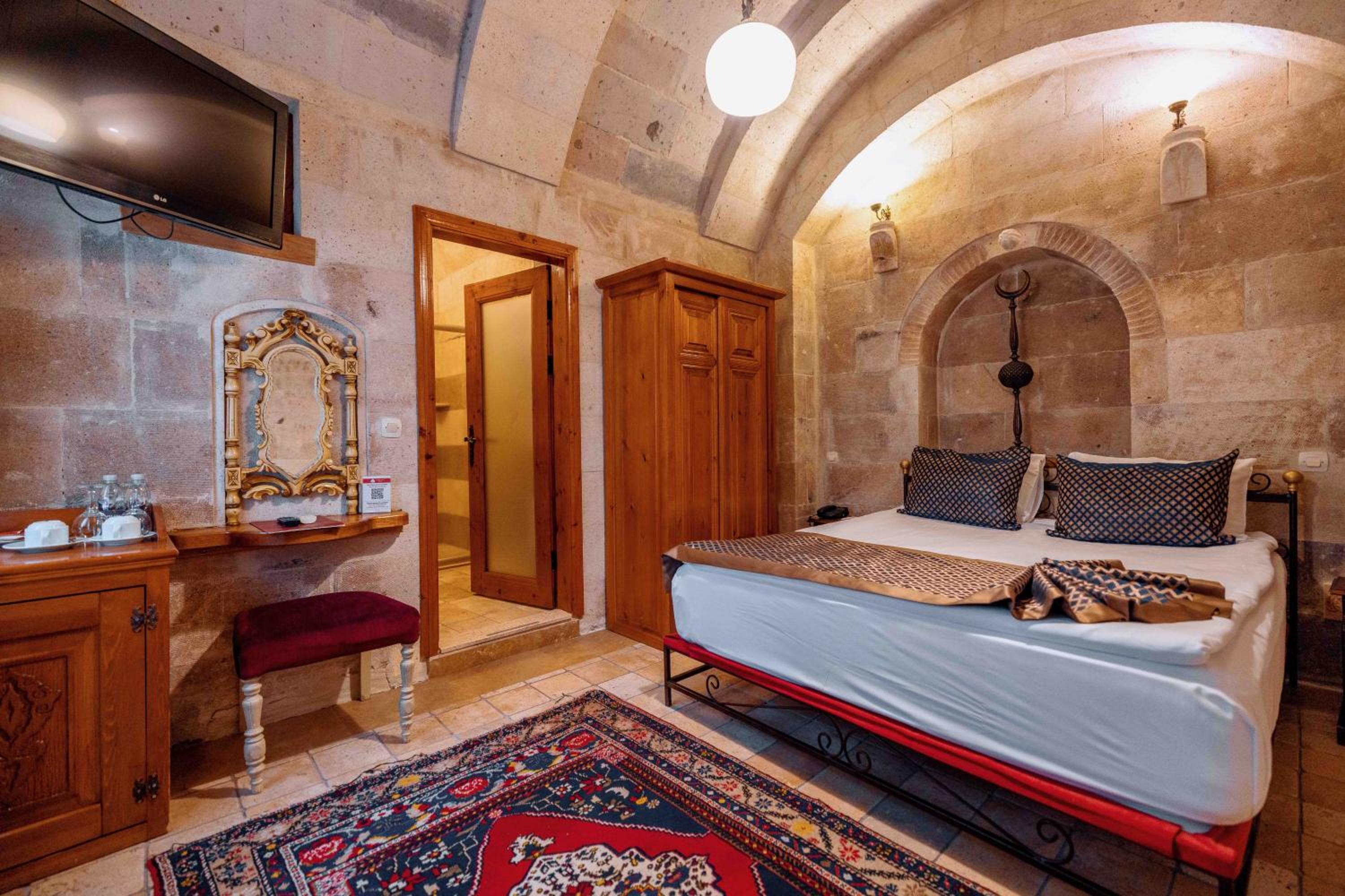 Classic Double or Twin Cave Room - Photo 2