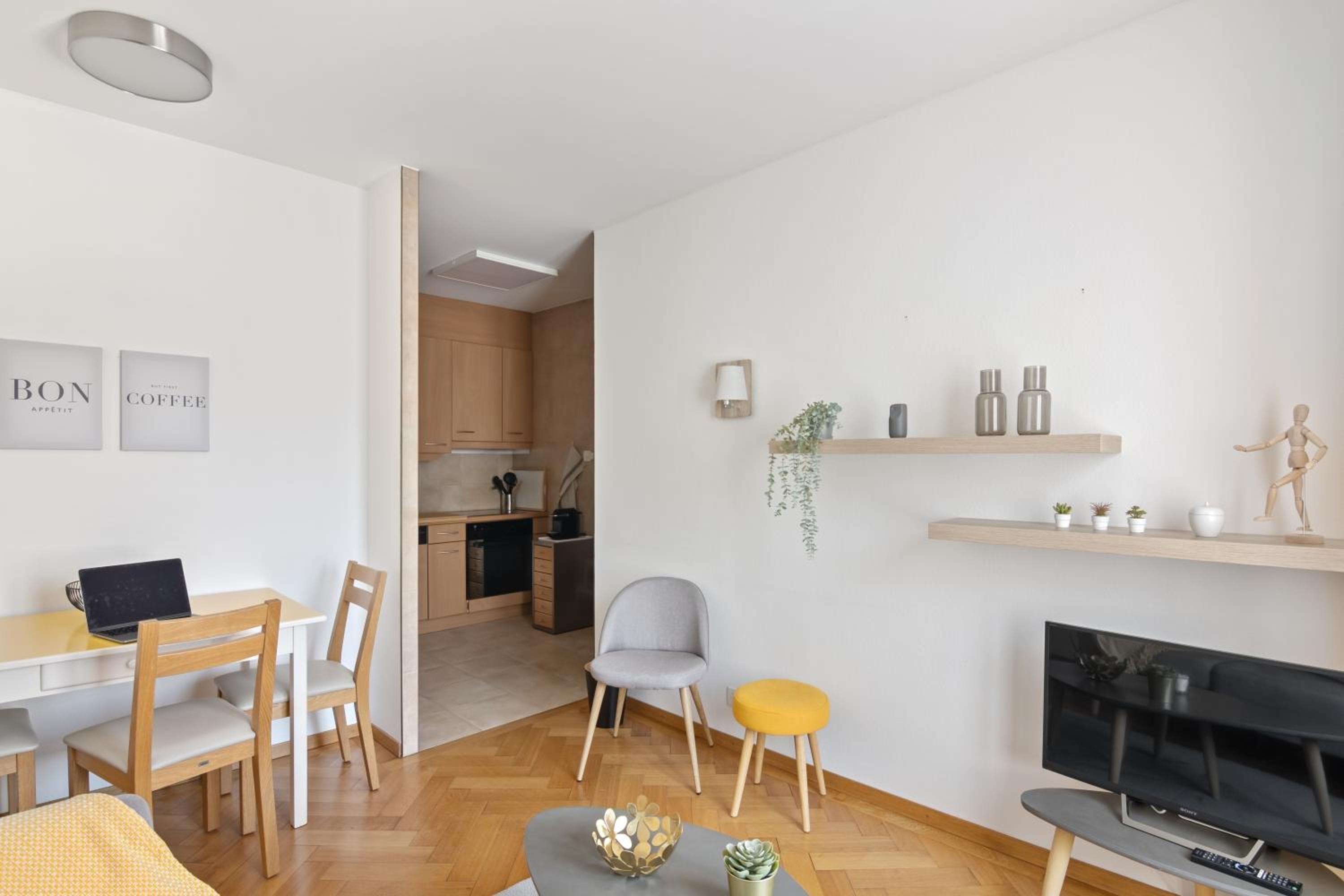 One-Bedroom Apartment photo 3