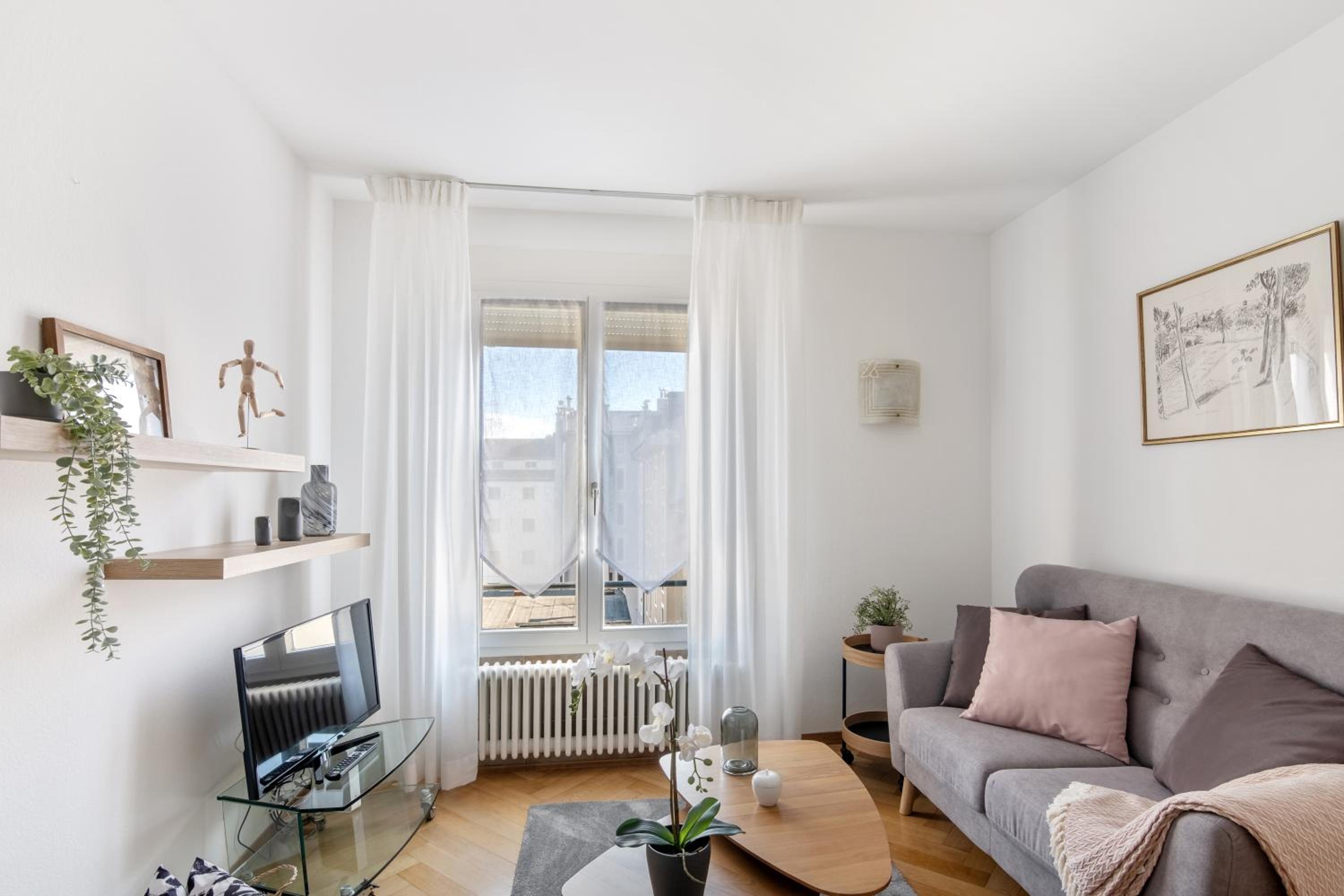 One-Bedroom Apartment photo 1