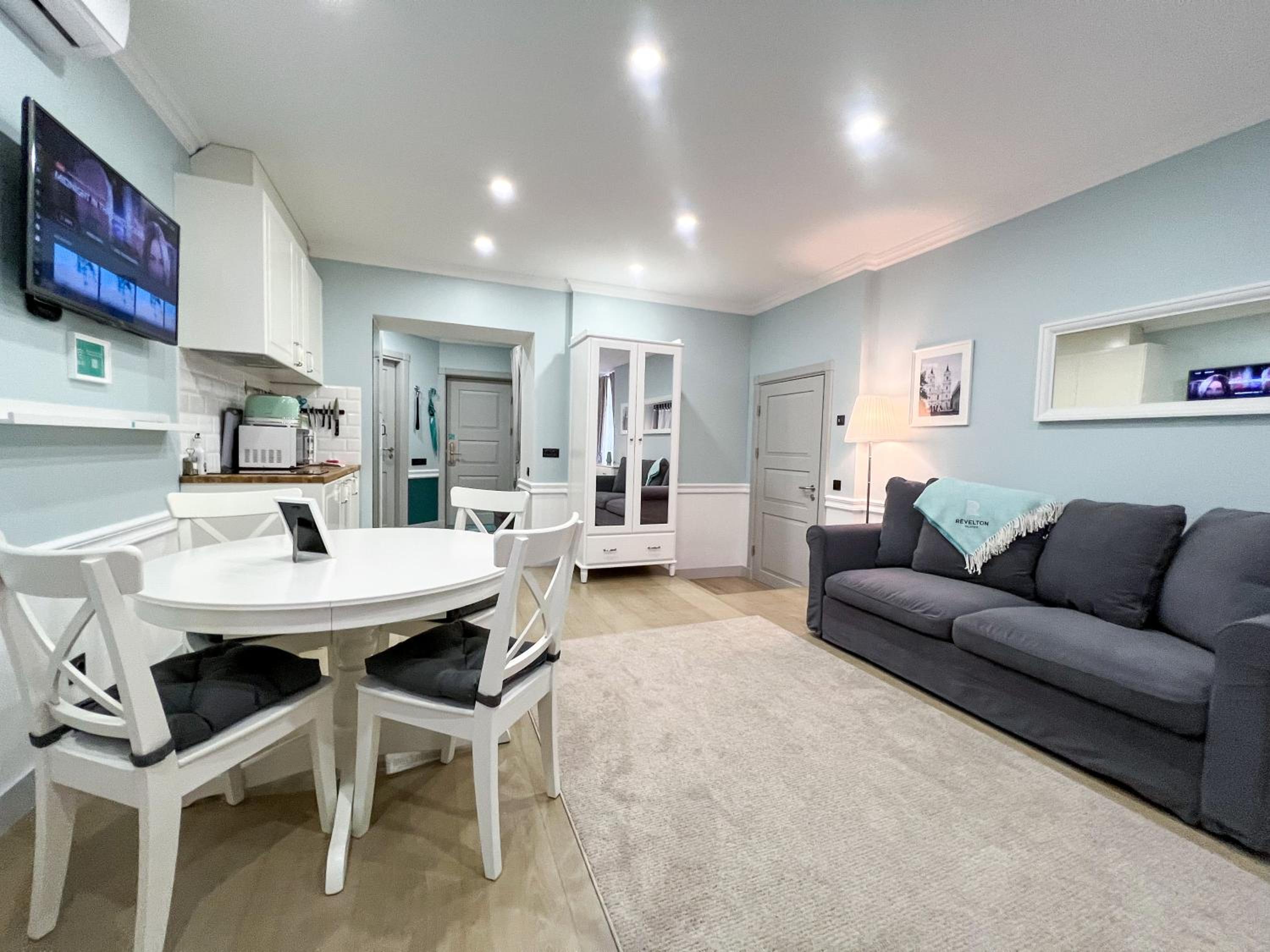 Suite - Photo 11