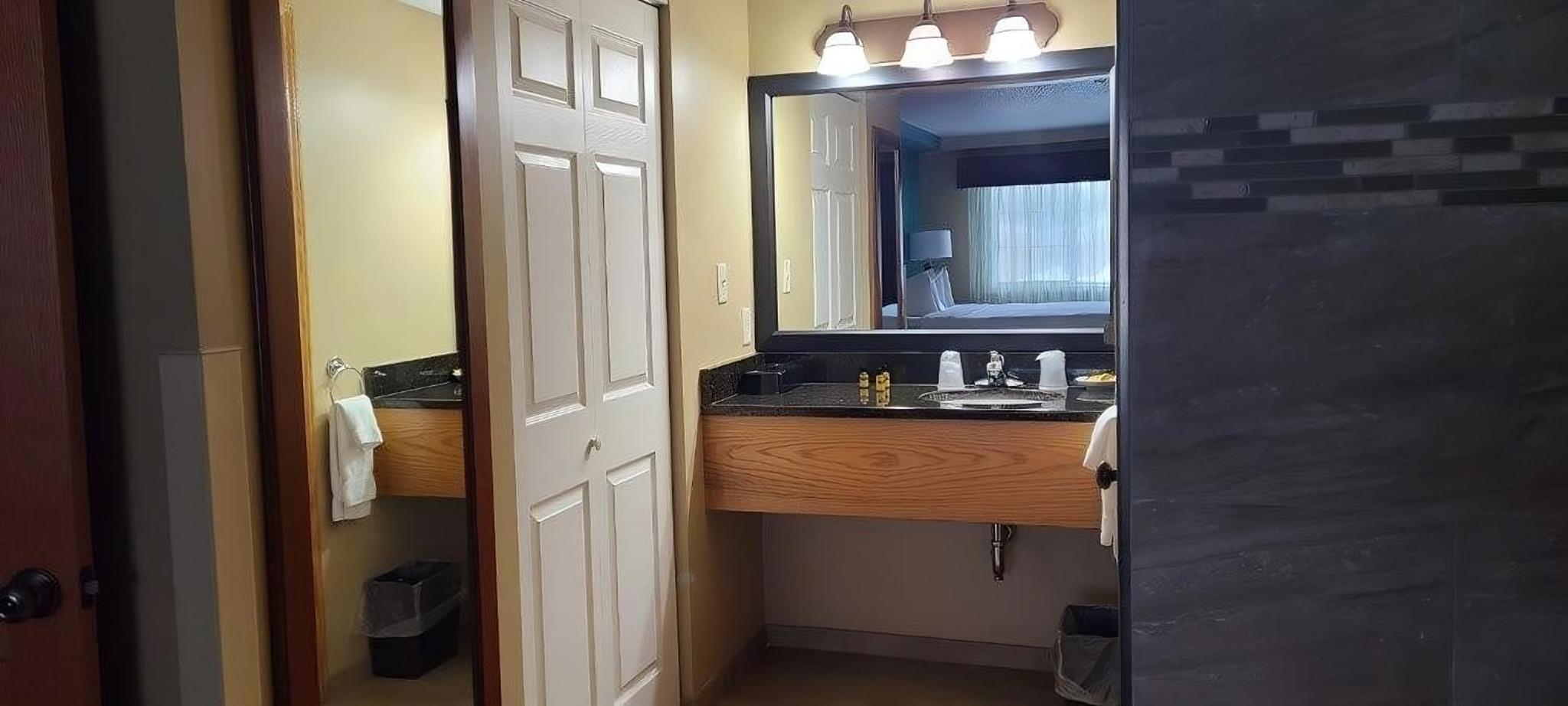 King Suite with Spa Bath, Kitchenette and Separate Living Room - Non-Smoking photo 2