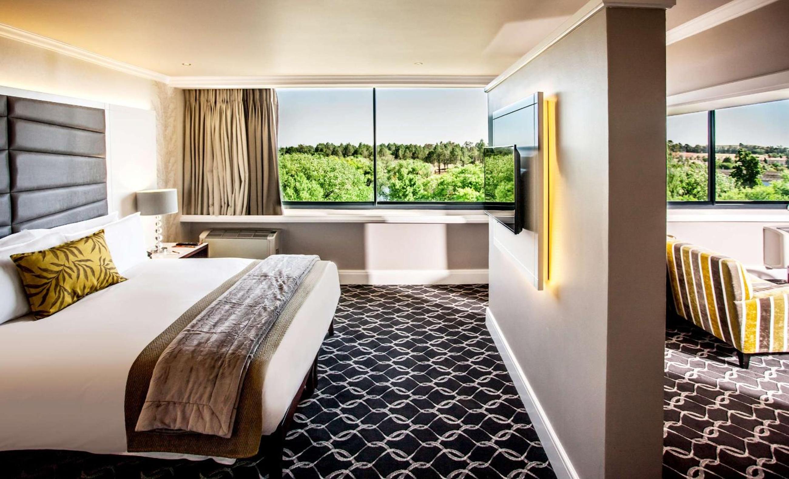 Suite River Facing - Photo 1