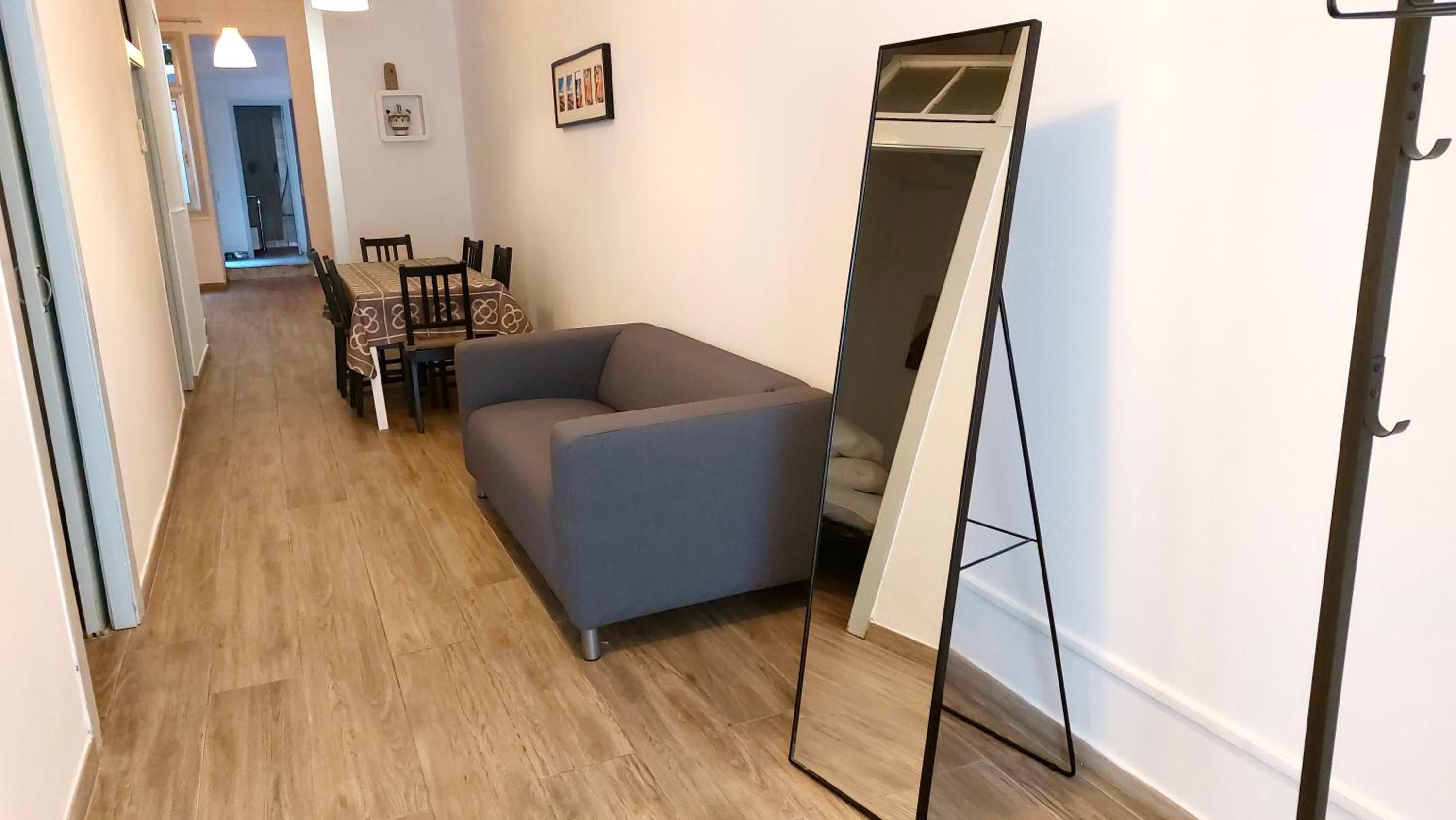 Apartamento de tres habitaciones con patio (2-6 adultos)