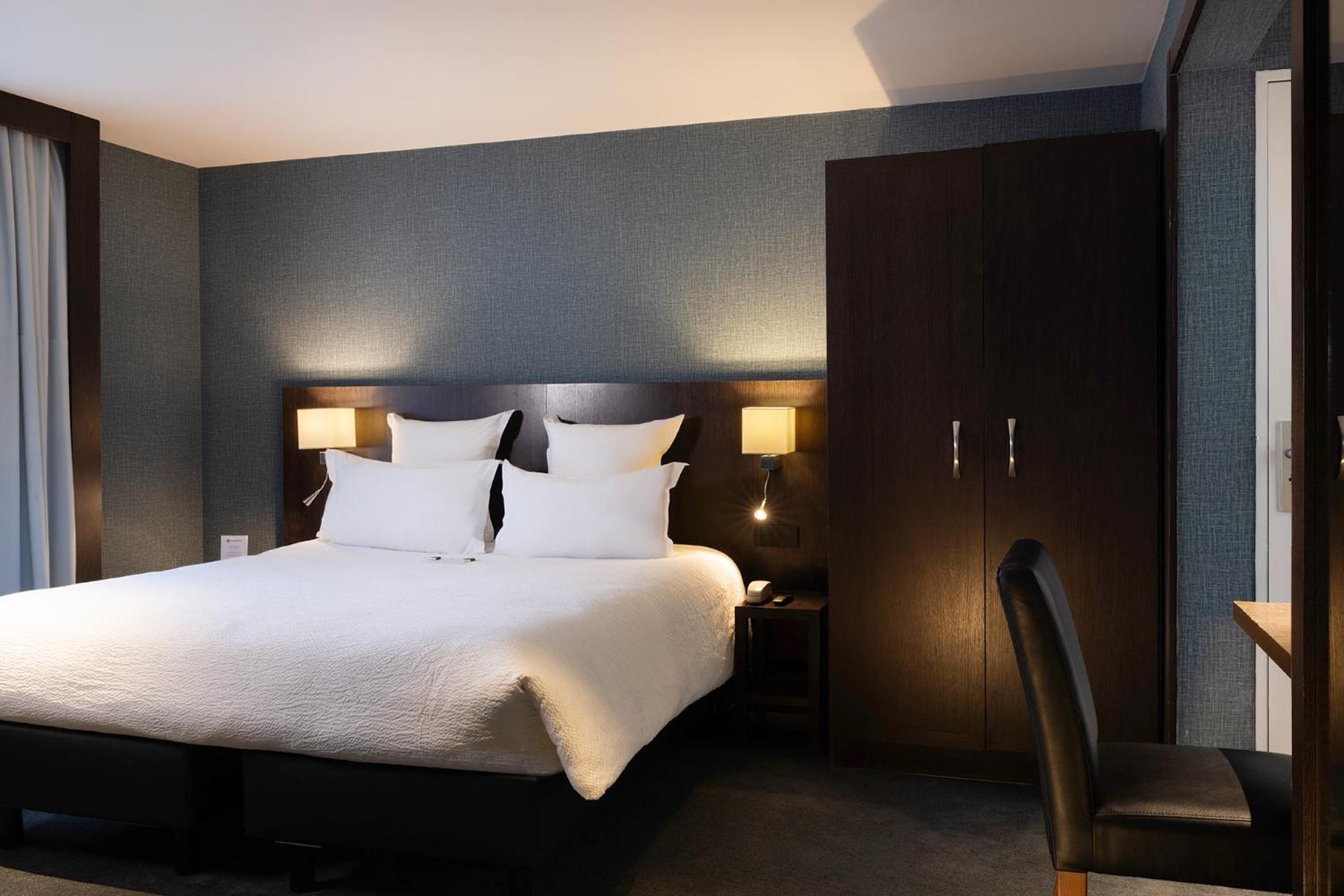 Larger Deluxe King Room with Sofa Bed - Non-Smoking photo 3