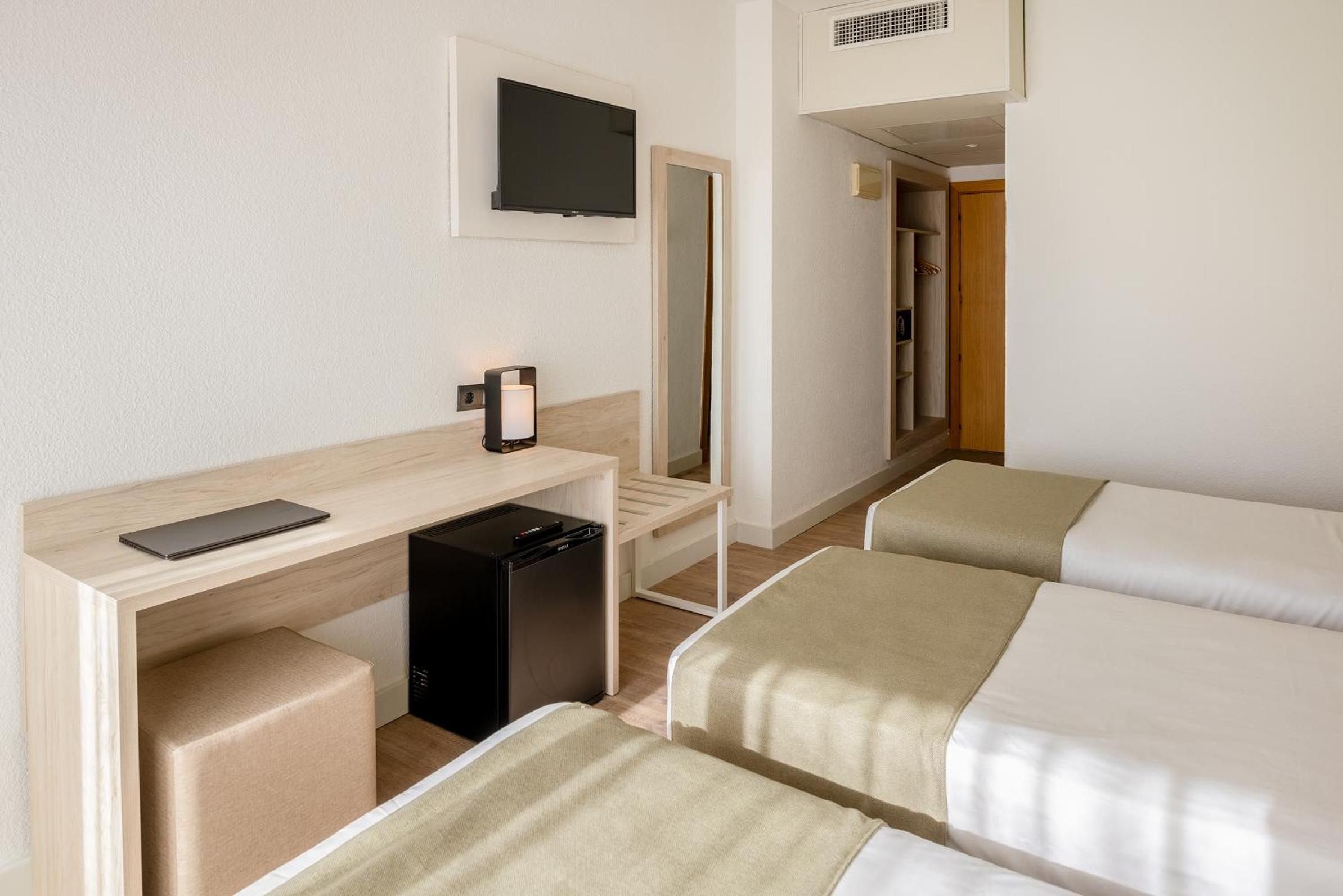 Habitación triple (2 adultos + 1 niño) Habitación triple (2 adultos + 1 niño)