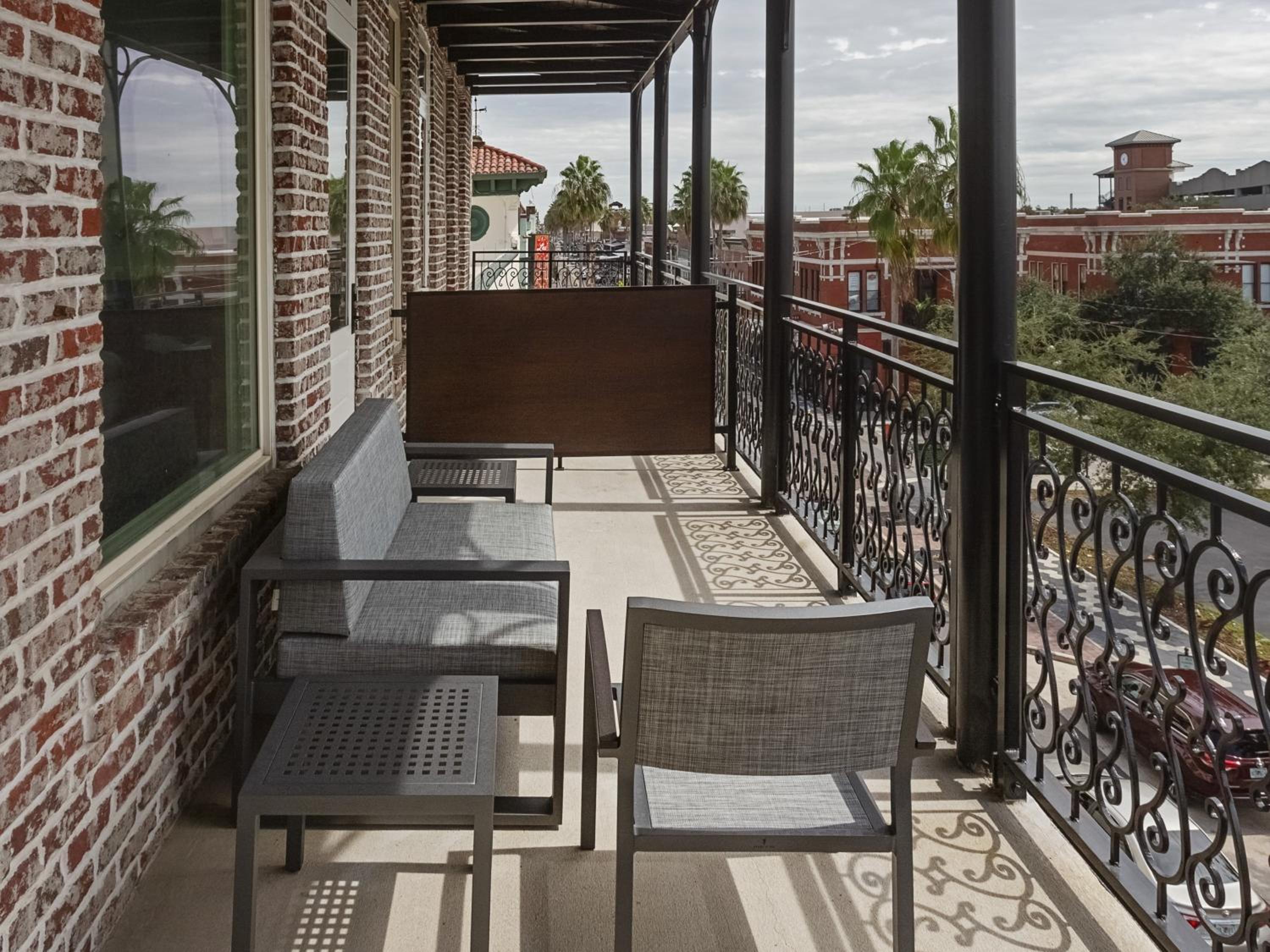 Junior Suite with Balcony - Photo 4