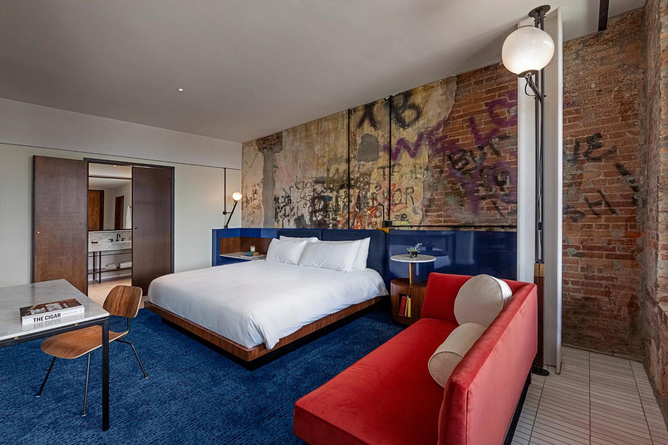 Junior Suite with Balcony - Photo 3