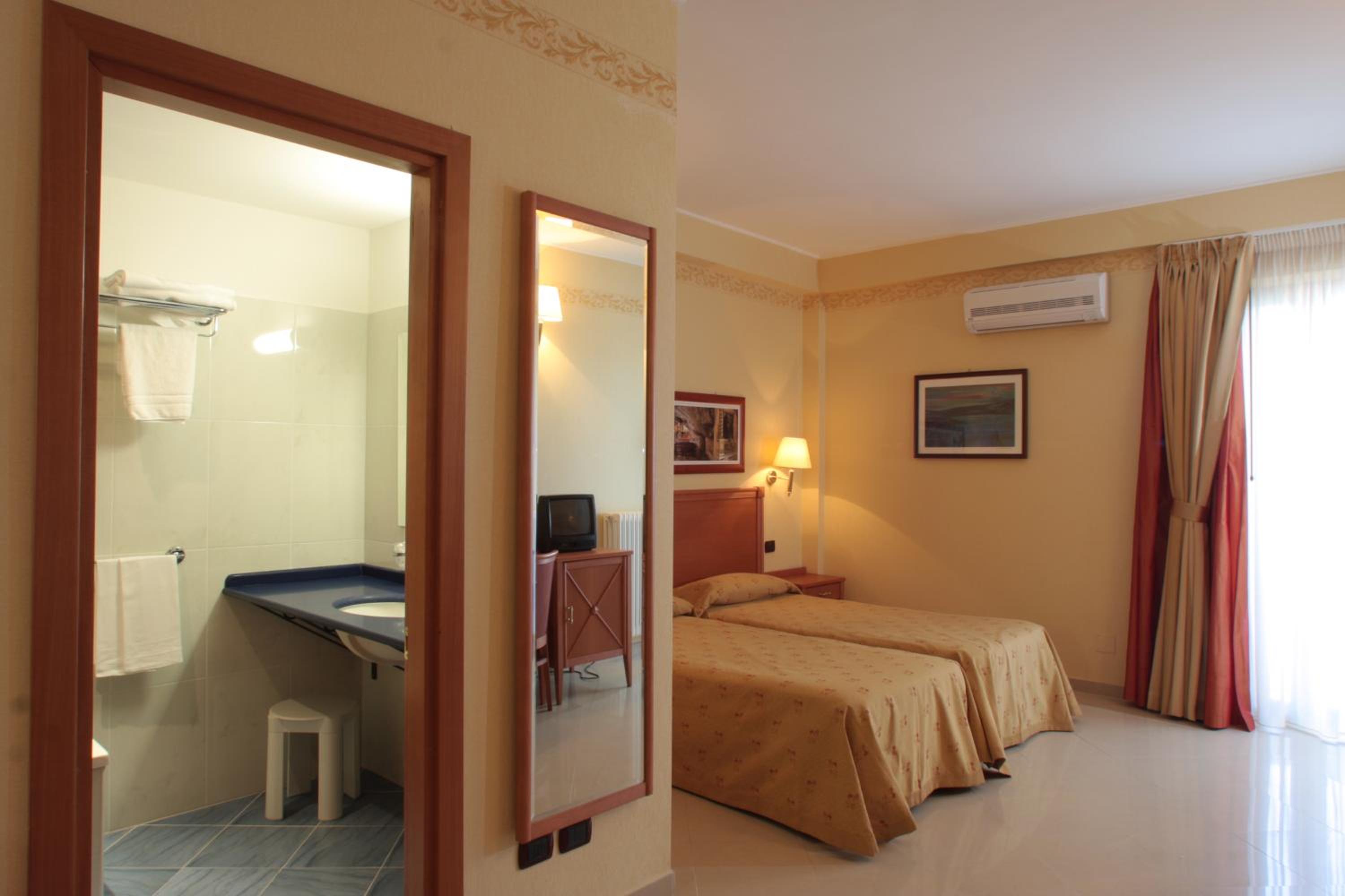 Double or Twin Room - Photo 4