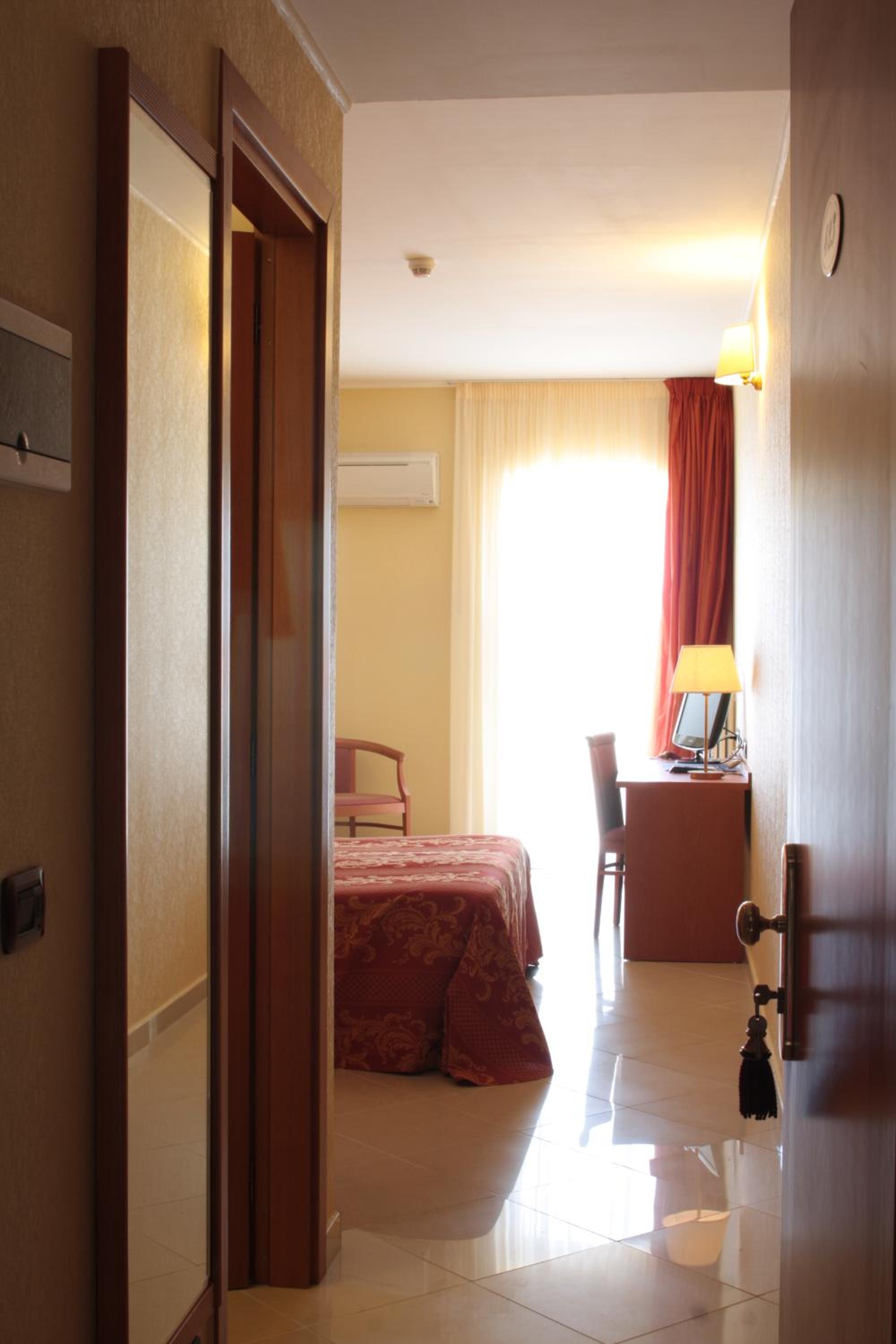 Double or Twin Room - Photo 3