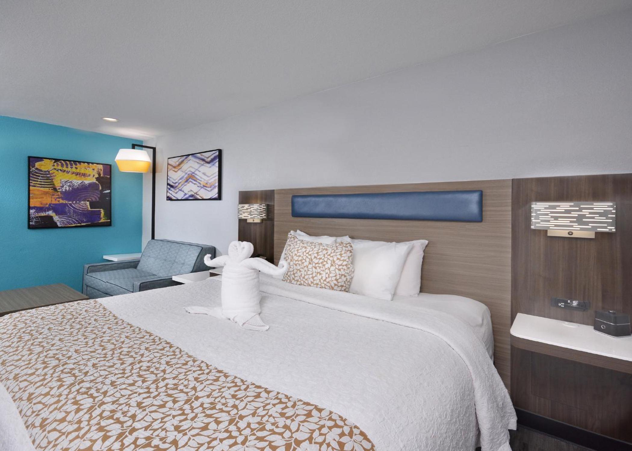 King Suite - Non-Smoking - Photo 2