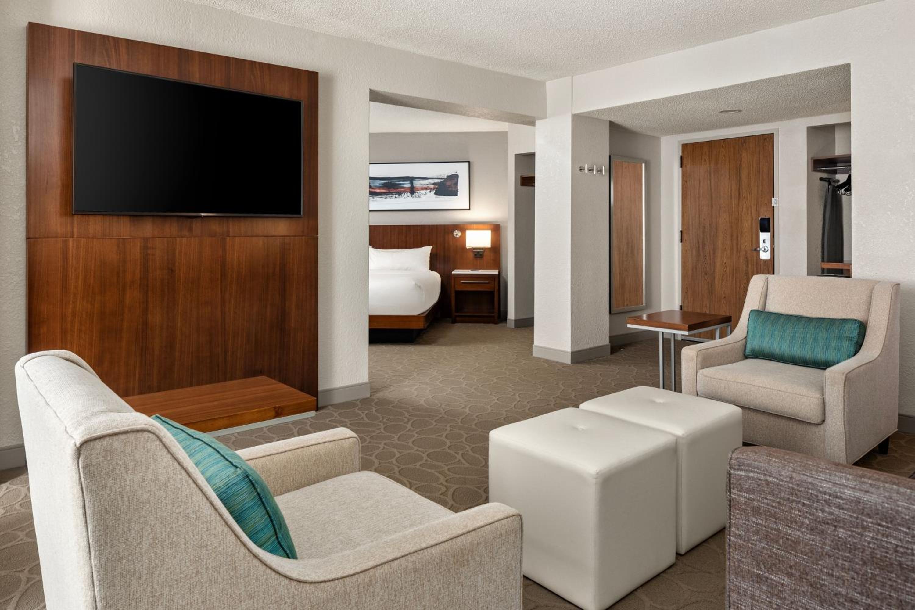 Executive King, Larger Guest room, 1 King, Sofa bed - Photo 1