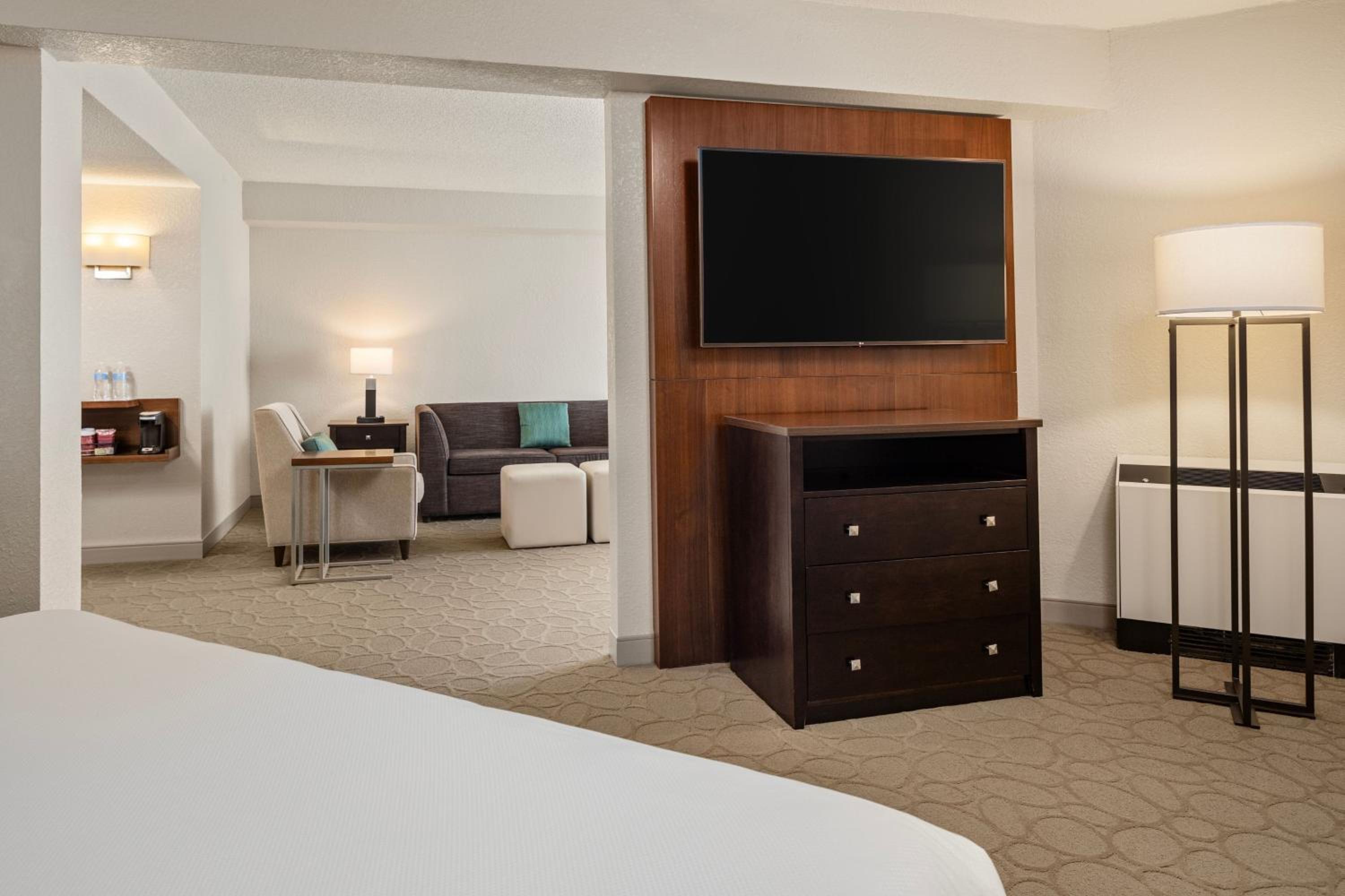 Executive King, Larger Guest room, 1 King, Sofa bed - Photo 4