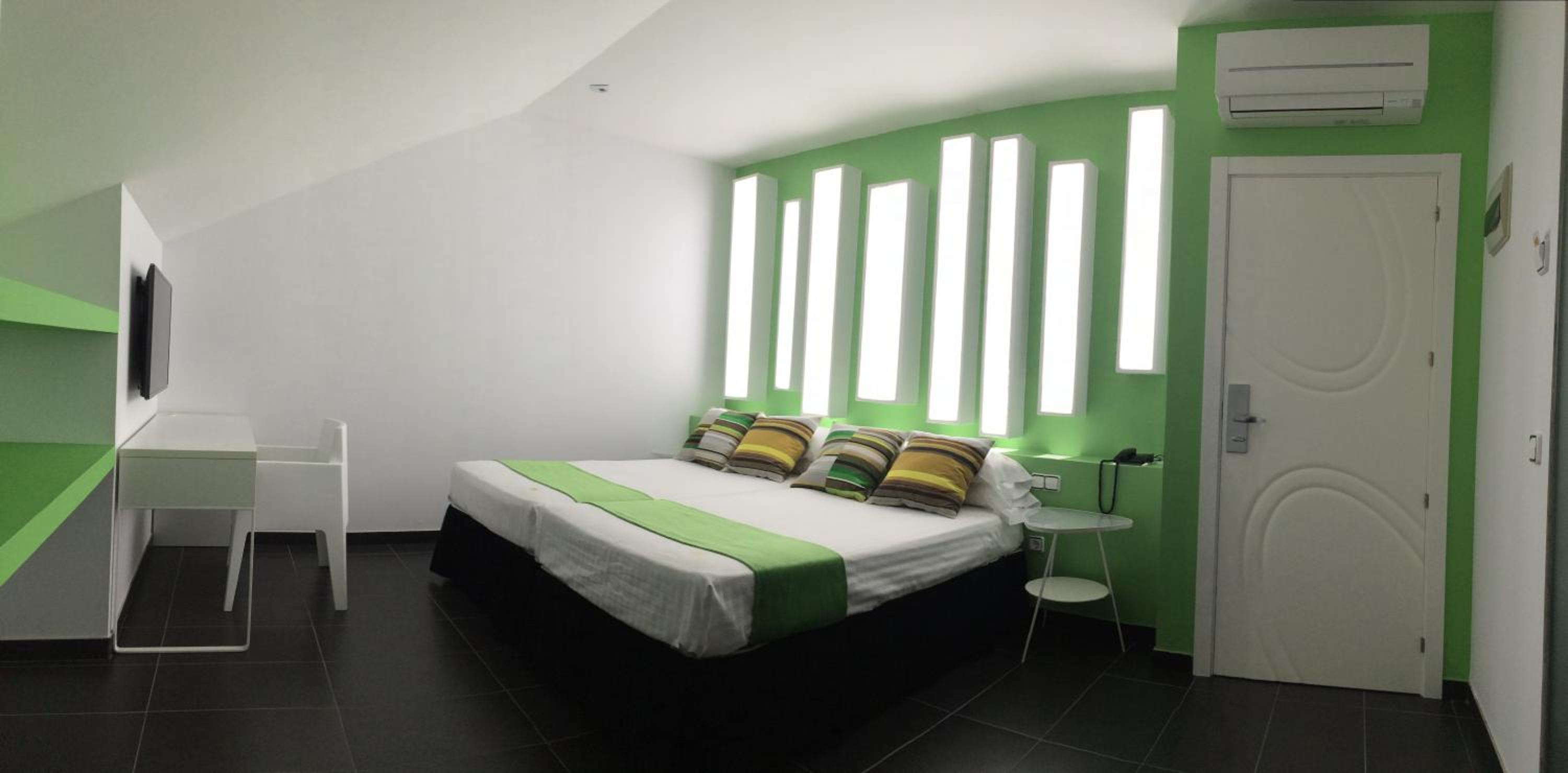 Deluxe Double or Twin Room - Photo 11