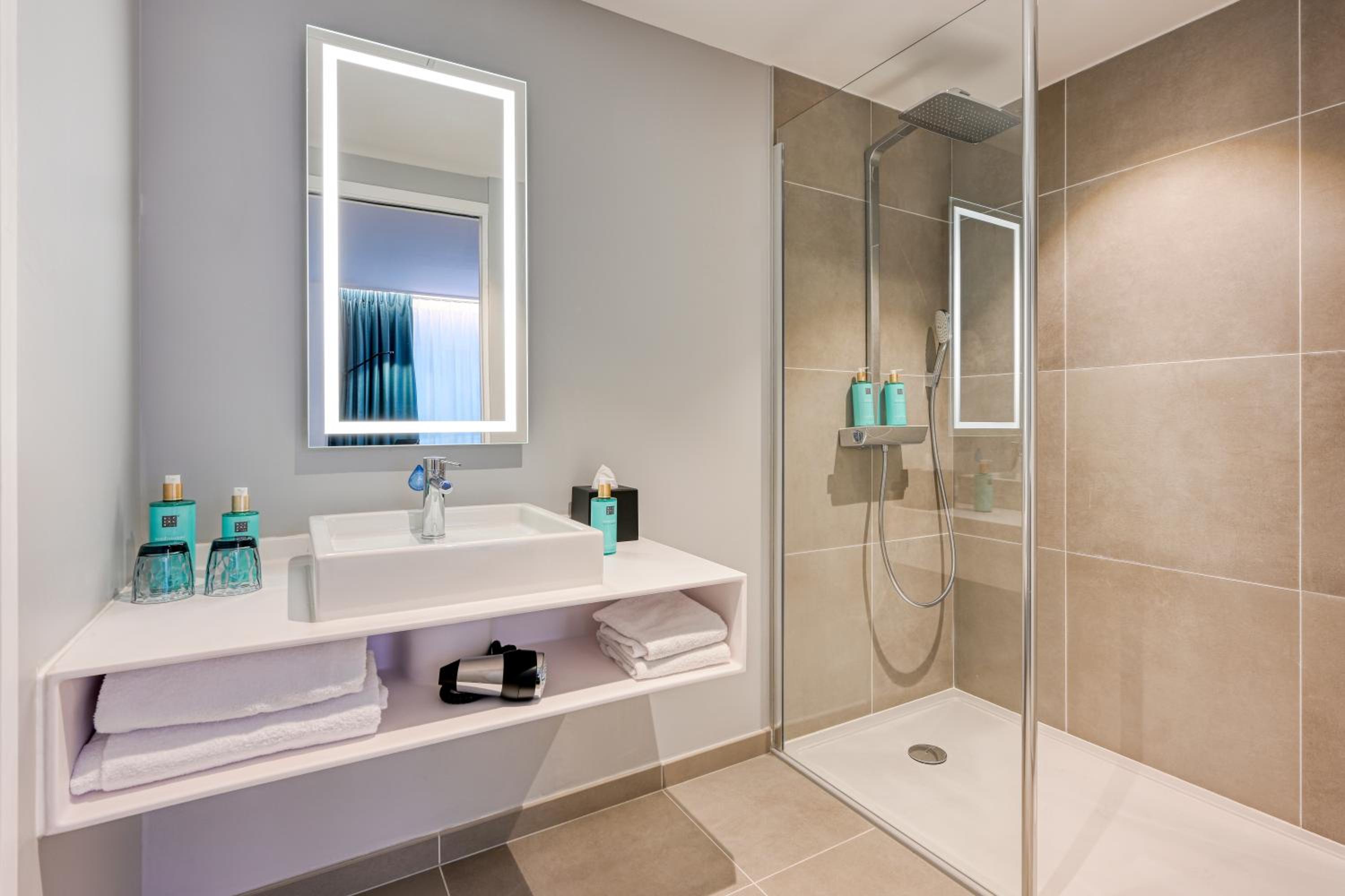 Executive Double Room with Balcony - Photo 2