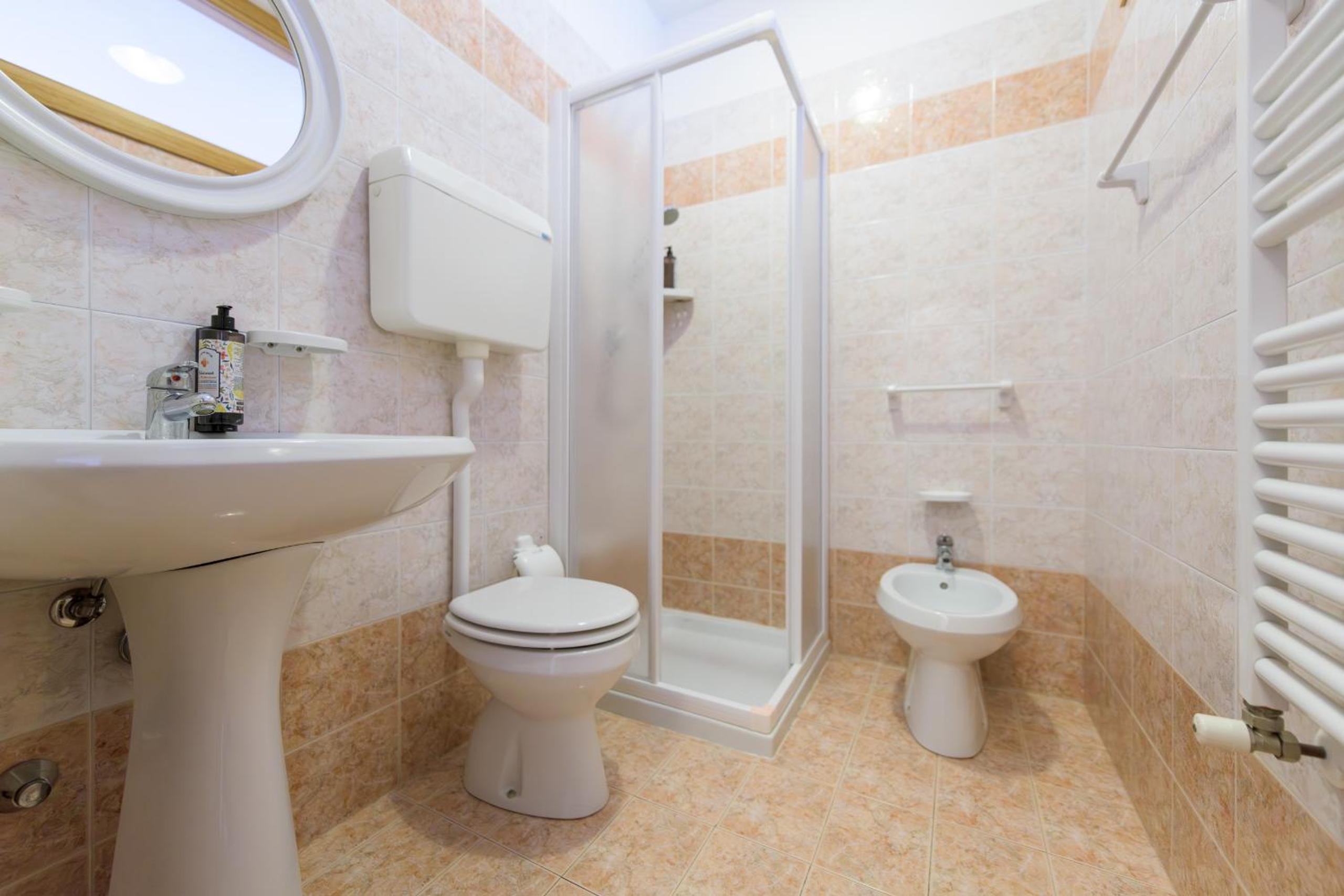 Economy Triple Room photo 2