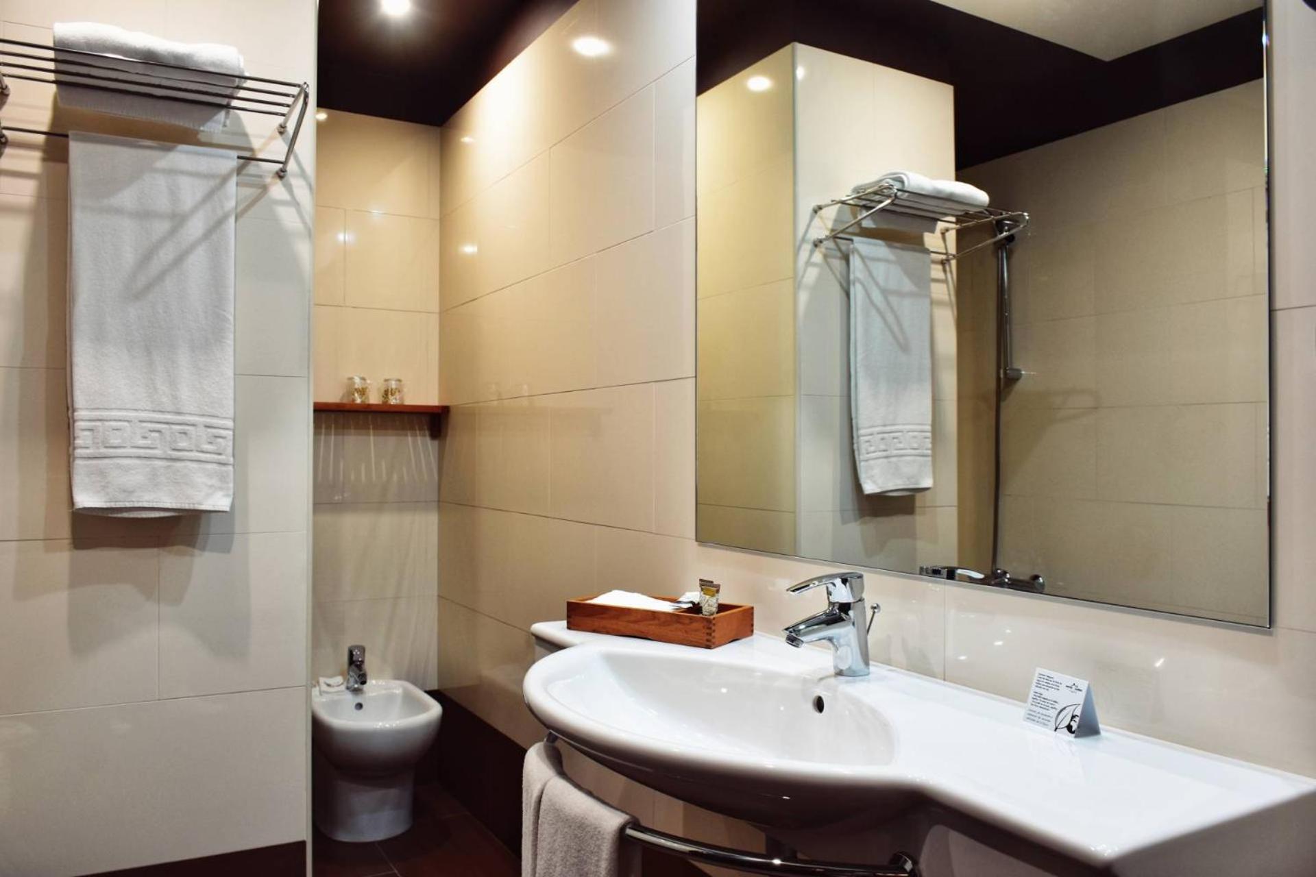 Standard Double or Twin Room - Photo 11