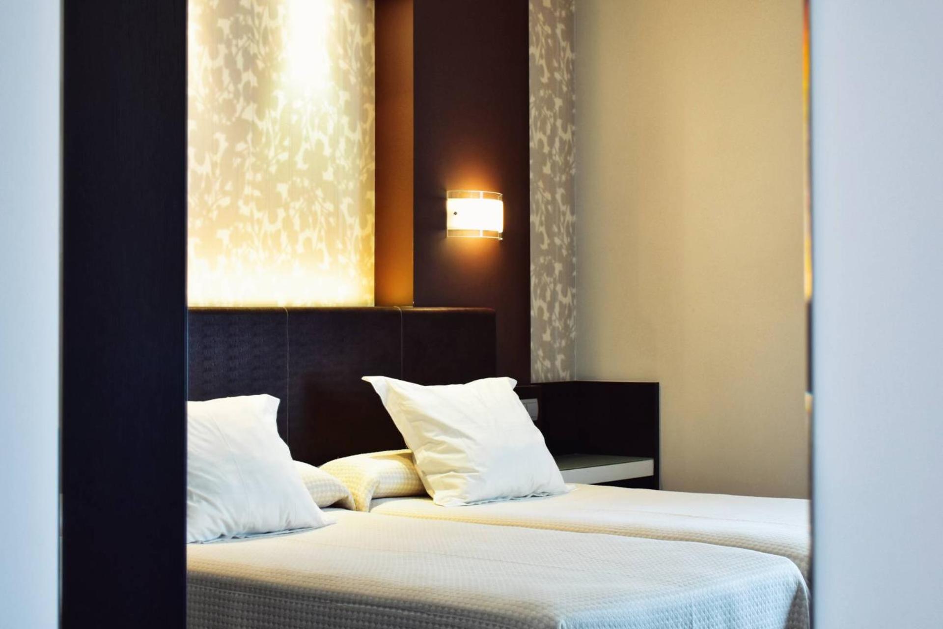 Standard Double or Twin Room - Photo 13