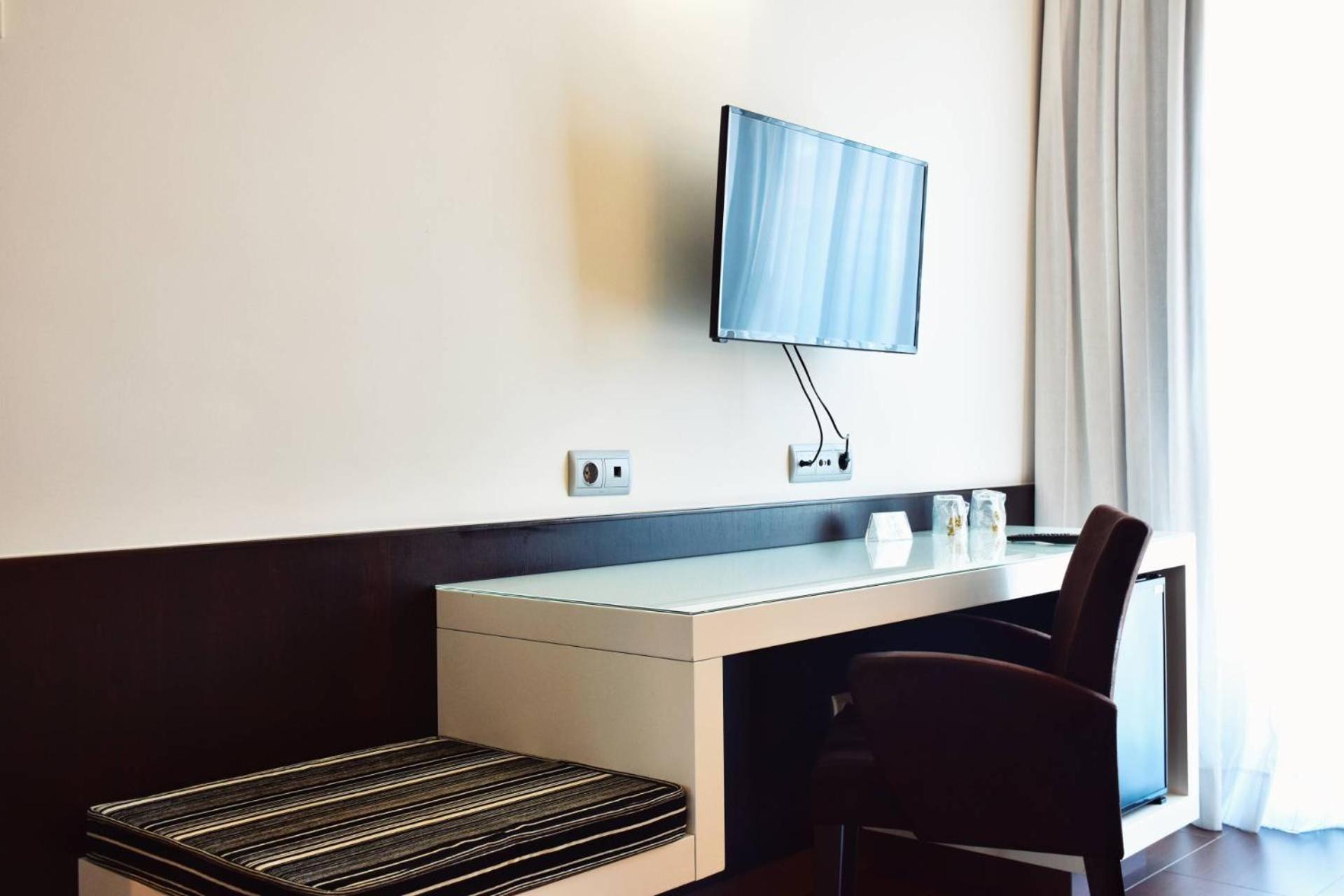 Standard Double or Twin Room - Photo 12