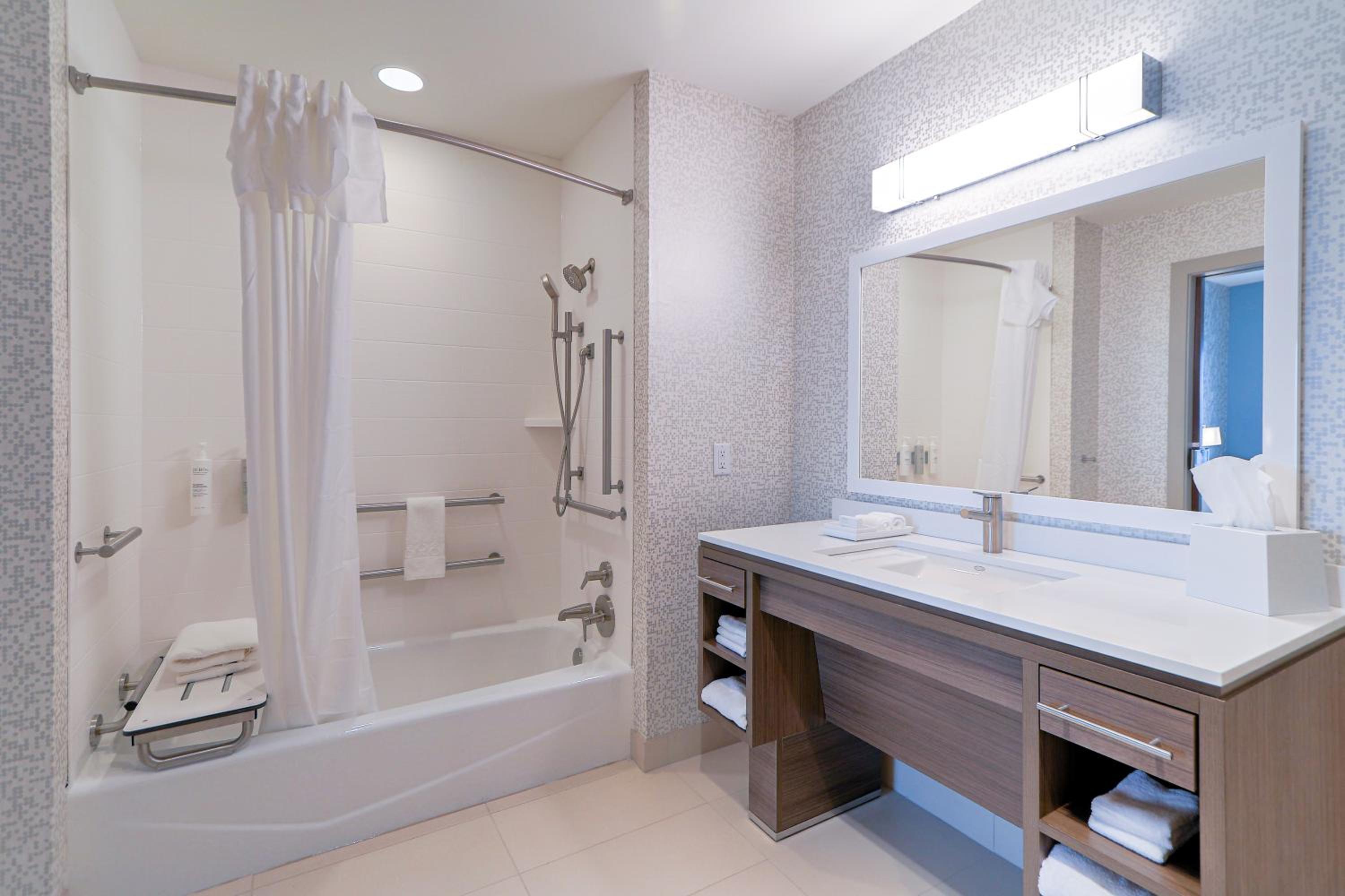 King Suite With Accessible Bathtub - Photo 2