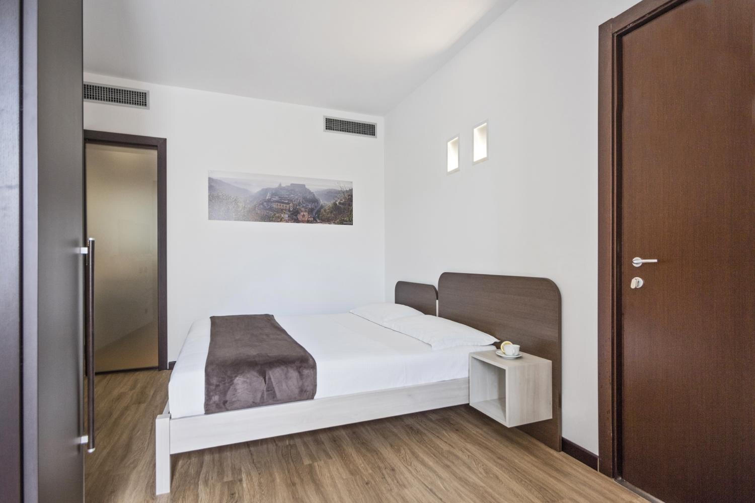 Classic Double or Twin Room - Photo 6