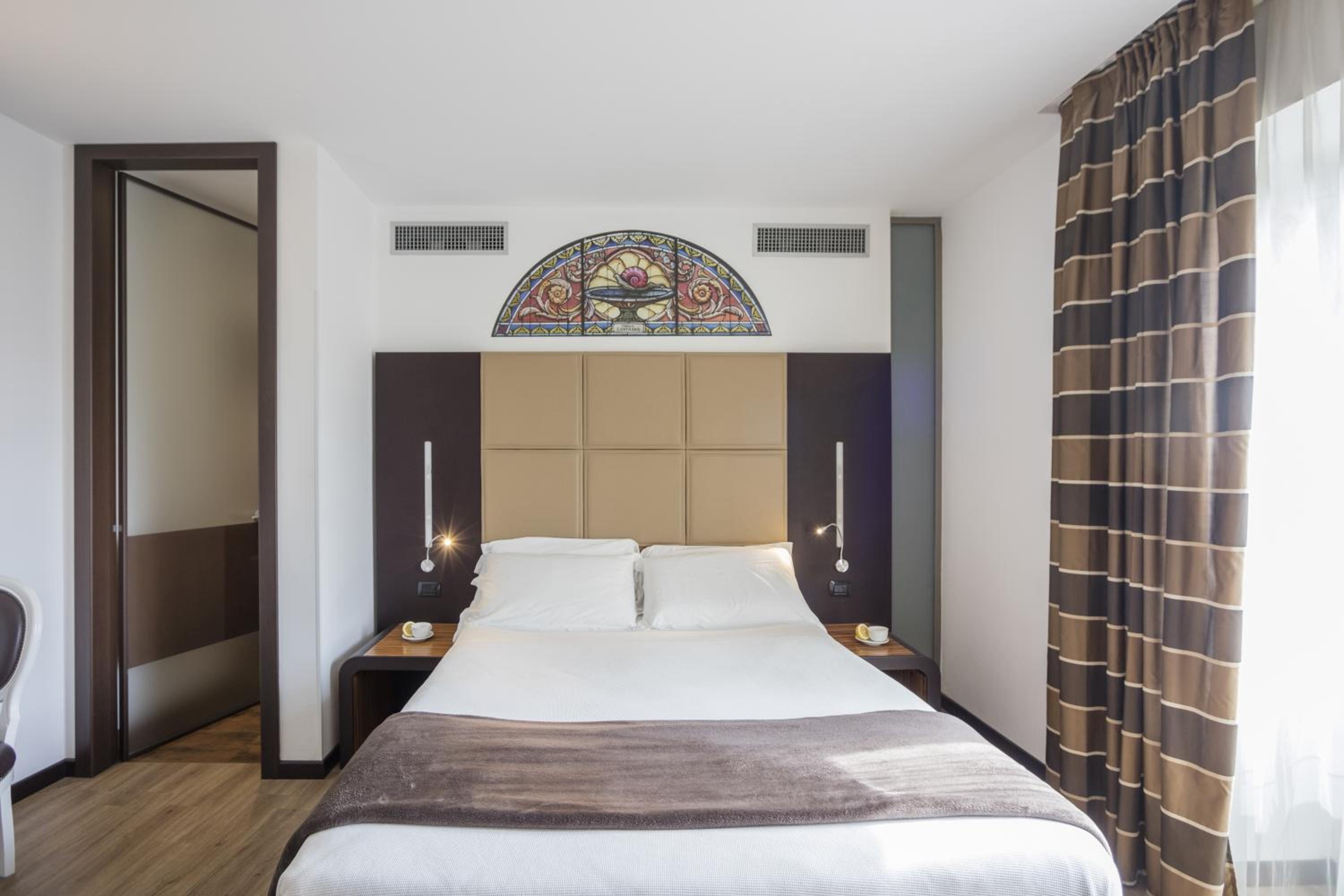 Double or Twin Room with View - Photo 2