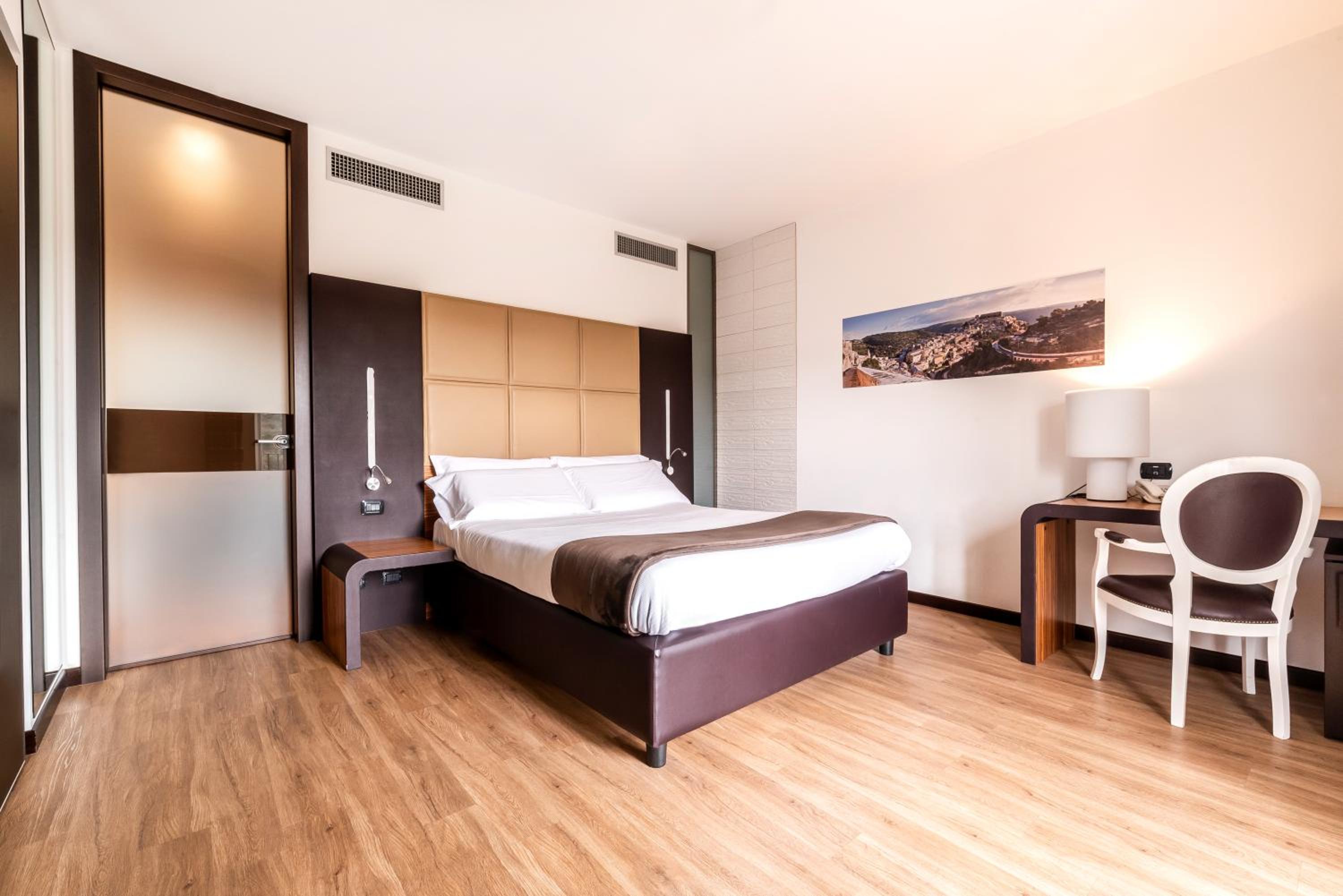 Double or Twin Room with View - Photo 5