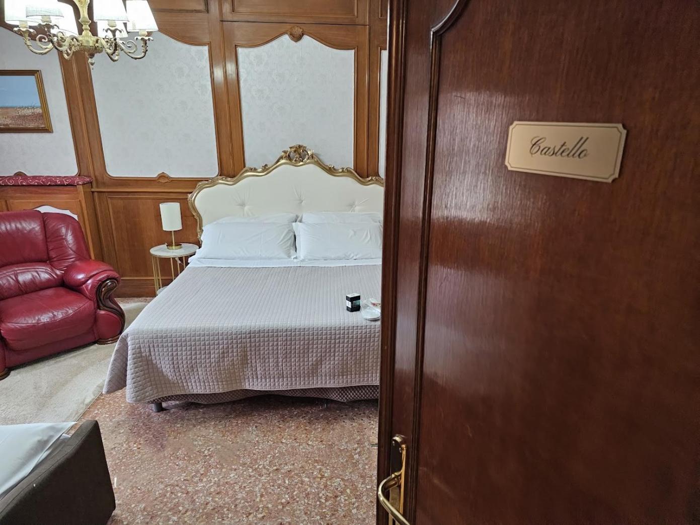 Double Room - Pedestrian Street Side  photo 2