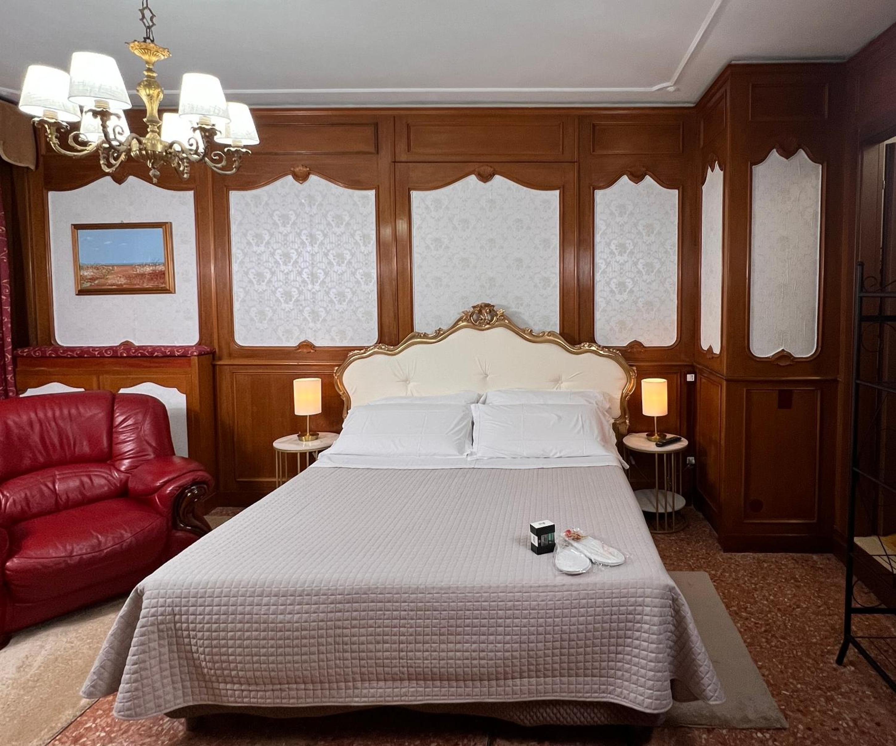 Double Room - Pedestrian Street Side  photo 3
