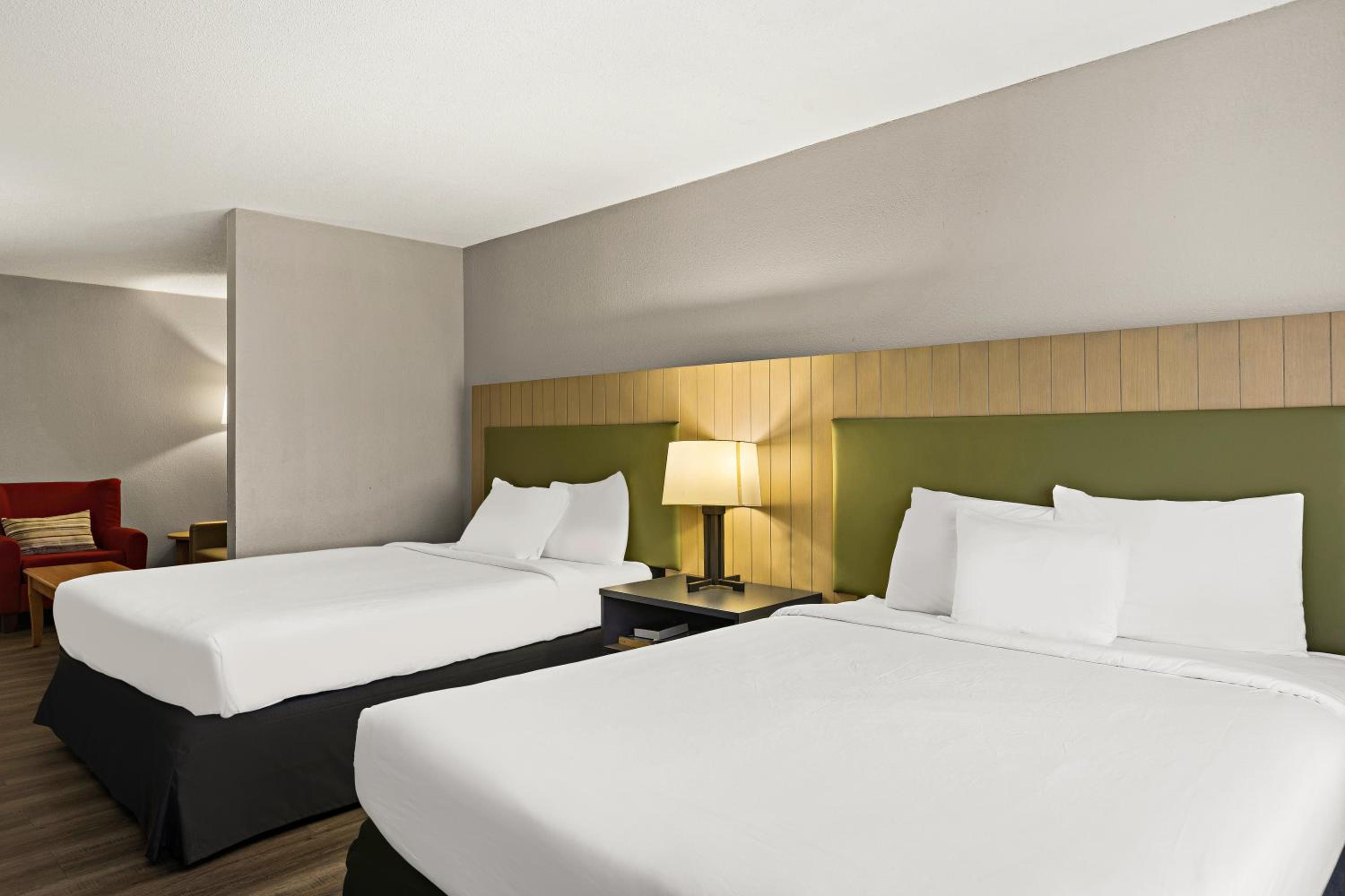 Queen Suite with Two Queen Beds and Sofa Bed - Non Smoking photo 2
