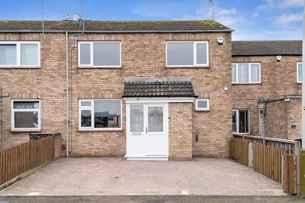 Three-Bedroom House photo 2