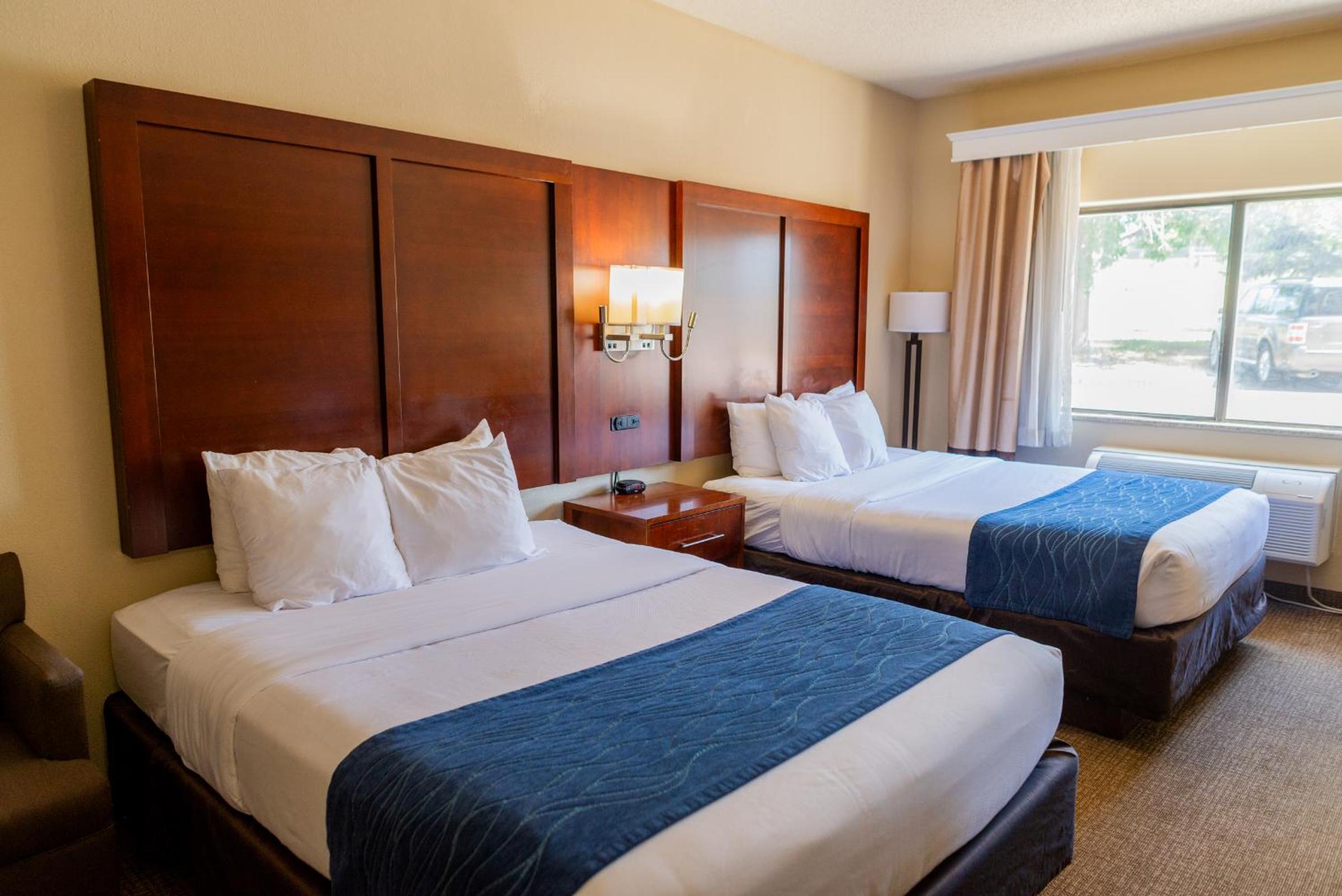 Queen Room with Two Queen Beds - Non-Smoking - Photo 5
