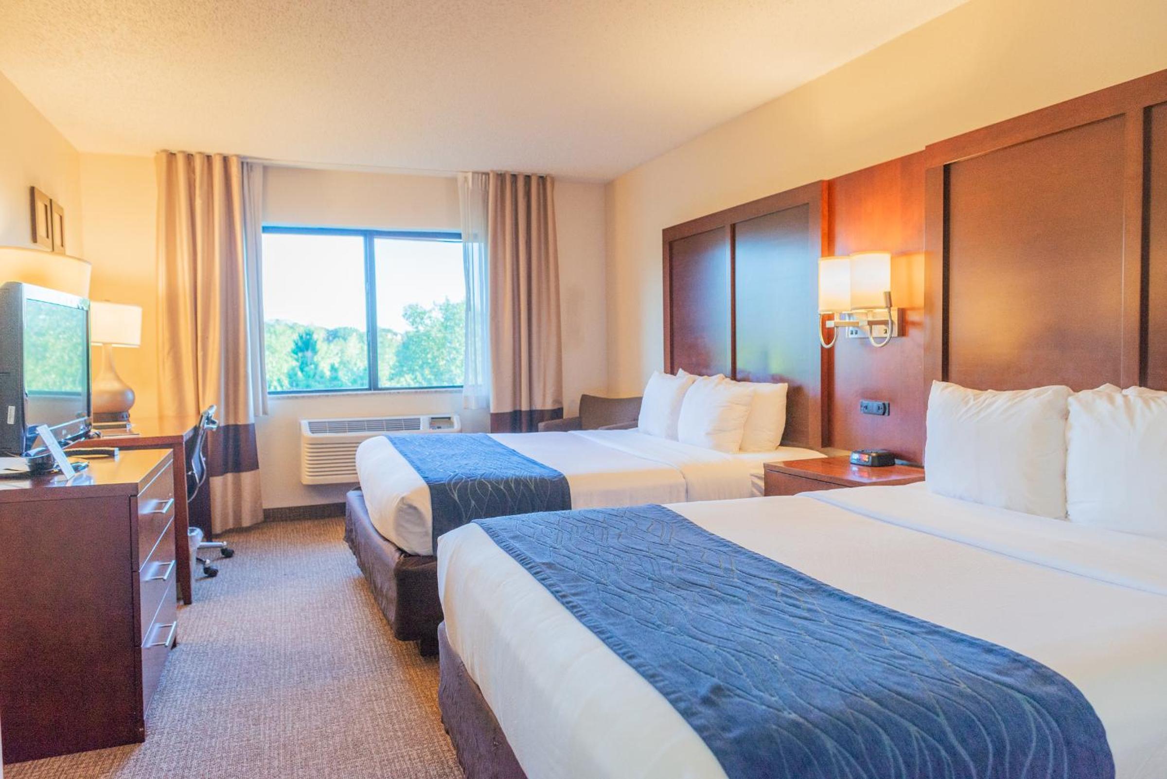 Deluxe Queen Room with Two Queen Beds - Photo 3