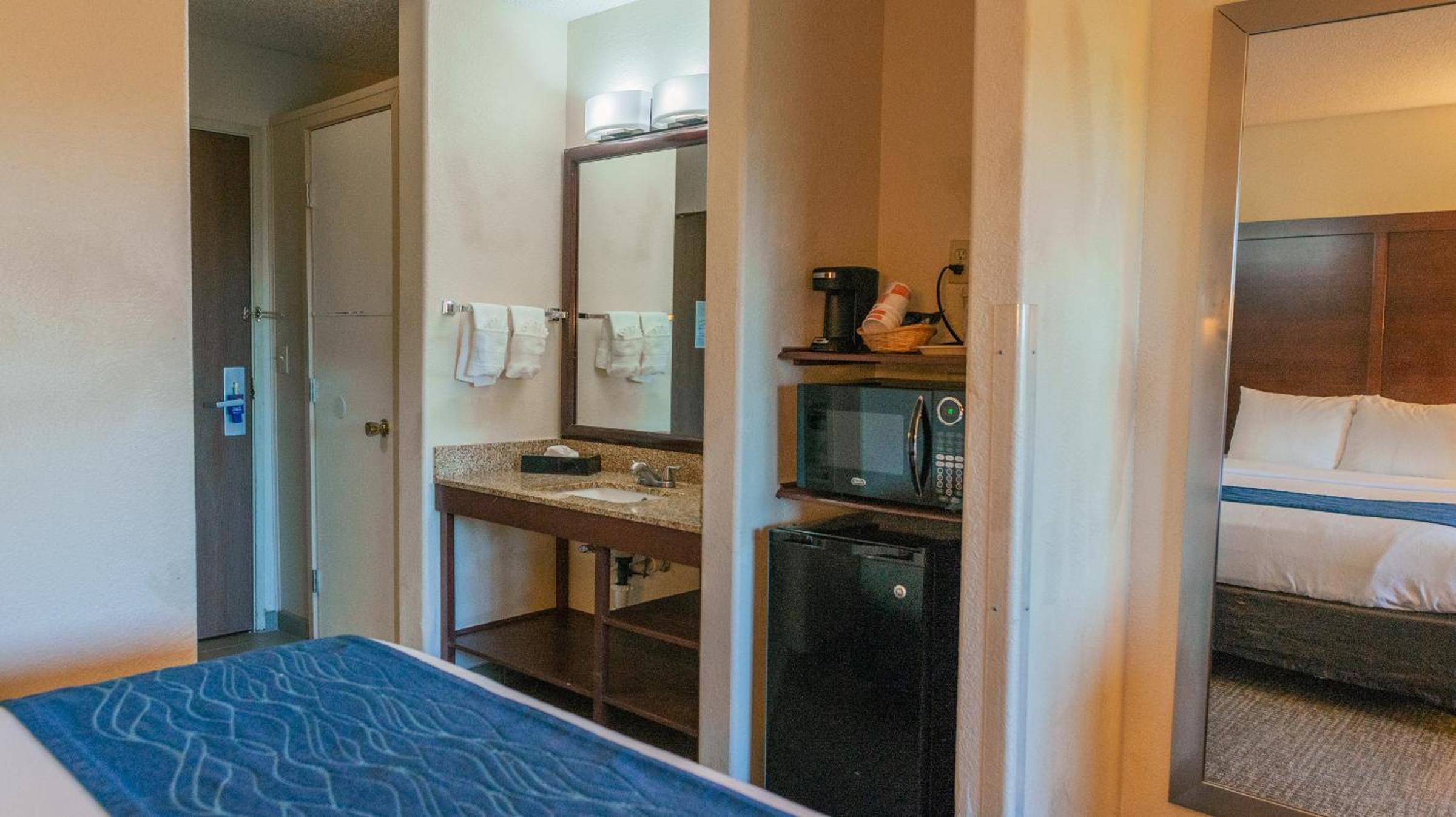 Deluxe Queen Room with Two Queen Beds - Photo 10