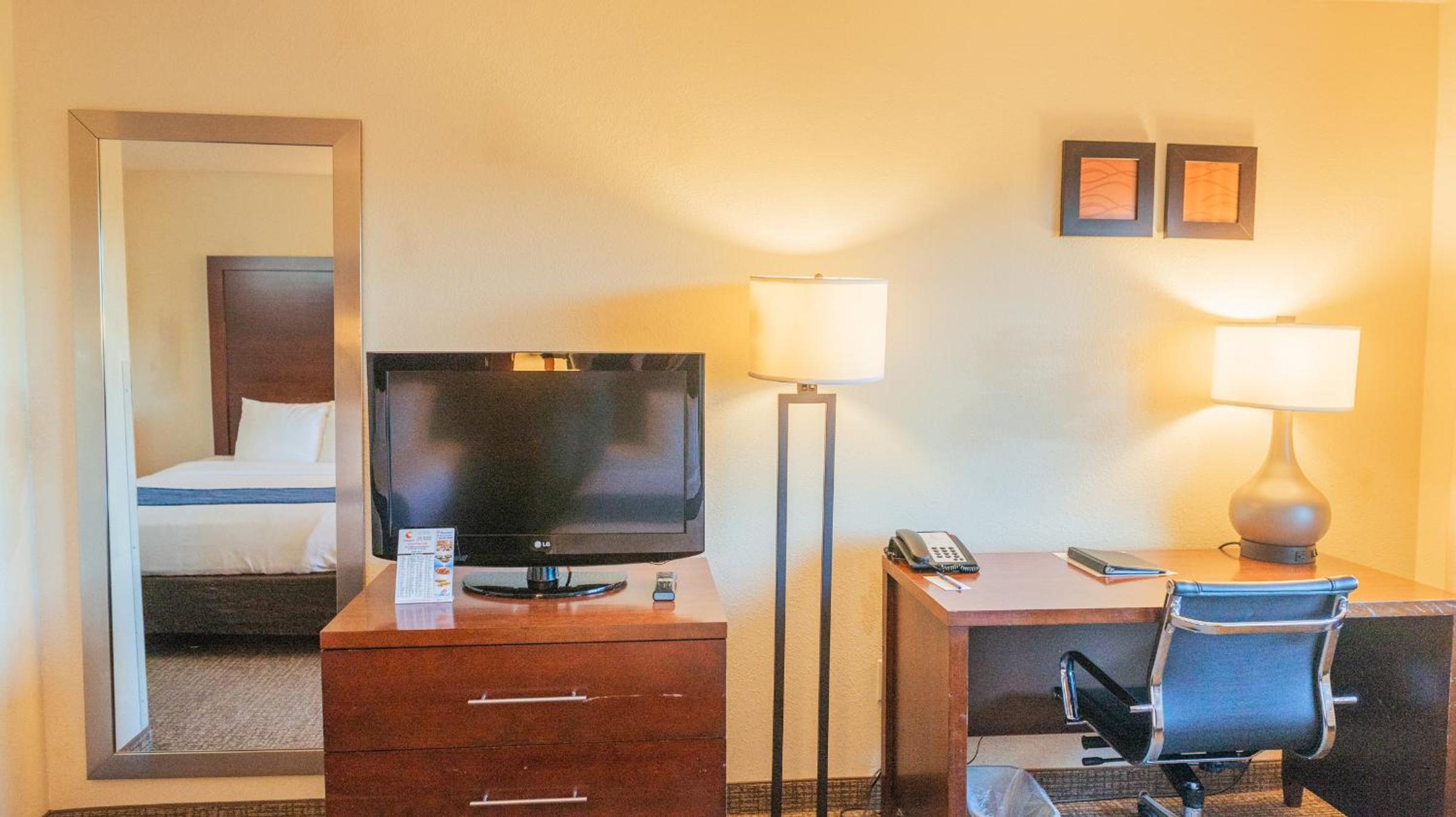 Deluxe Queen Room with Two Queen Beds - Photo 9