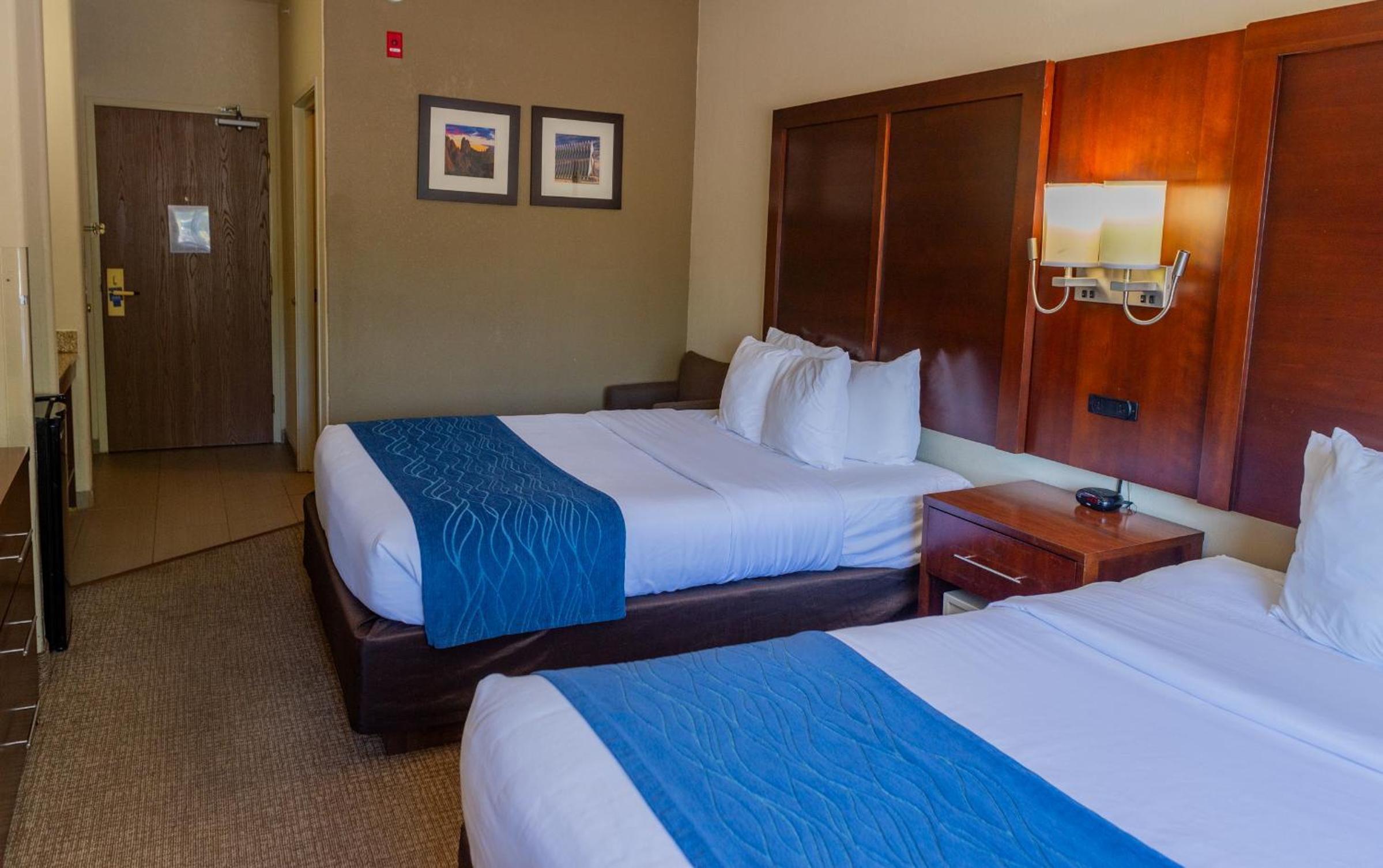 Queen Room with Two Queen Beds - Non-Smoking/Pet Friendly - Photo 5
