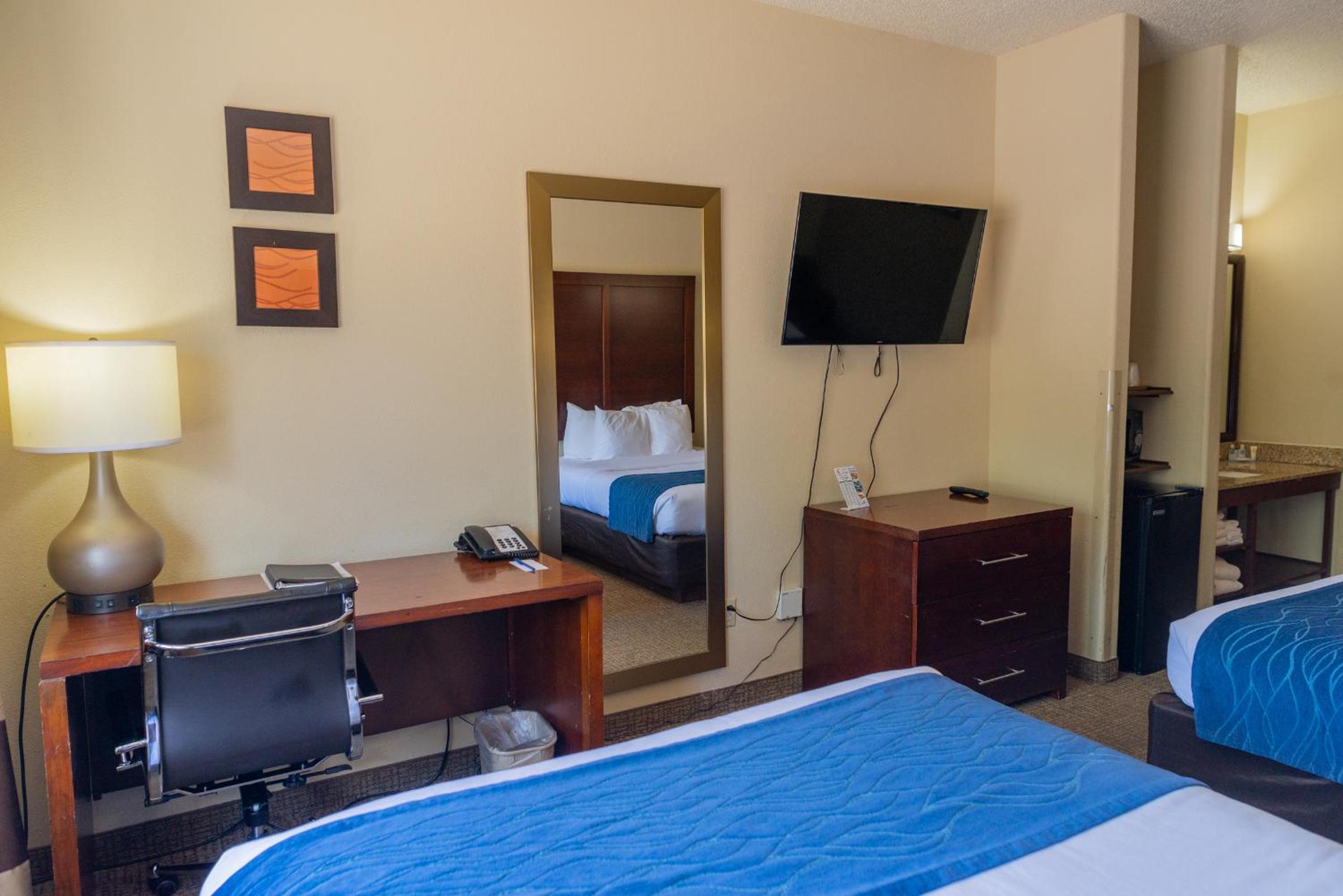 Queen Room with Two Queen Beds - Non-Smoking/Pet Friendly - Photo 4