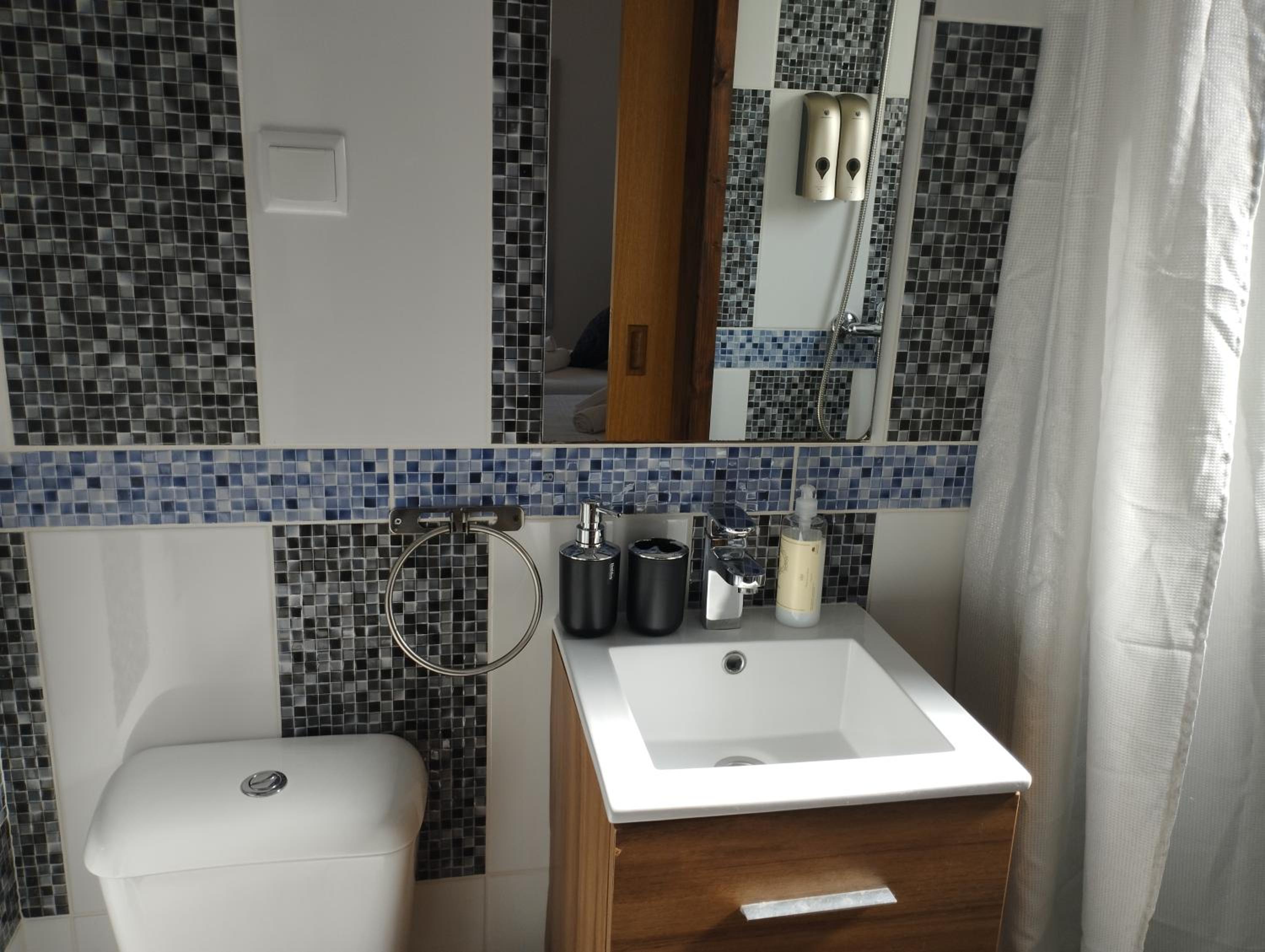 Twin Room - Photo 12