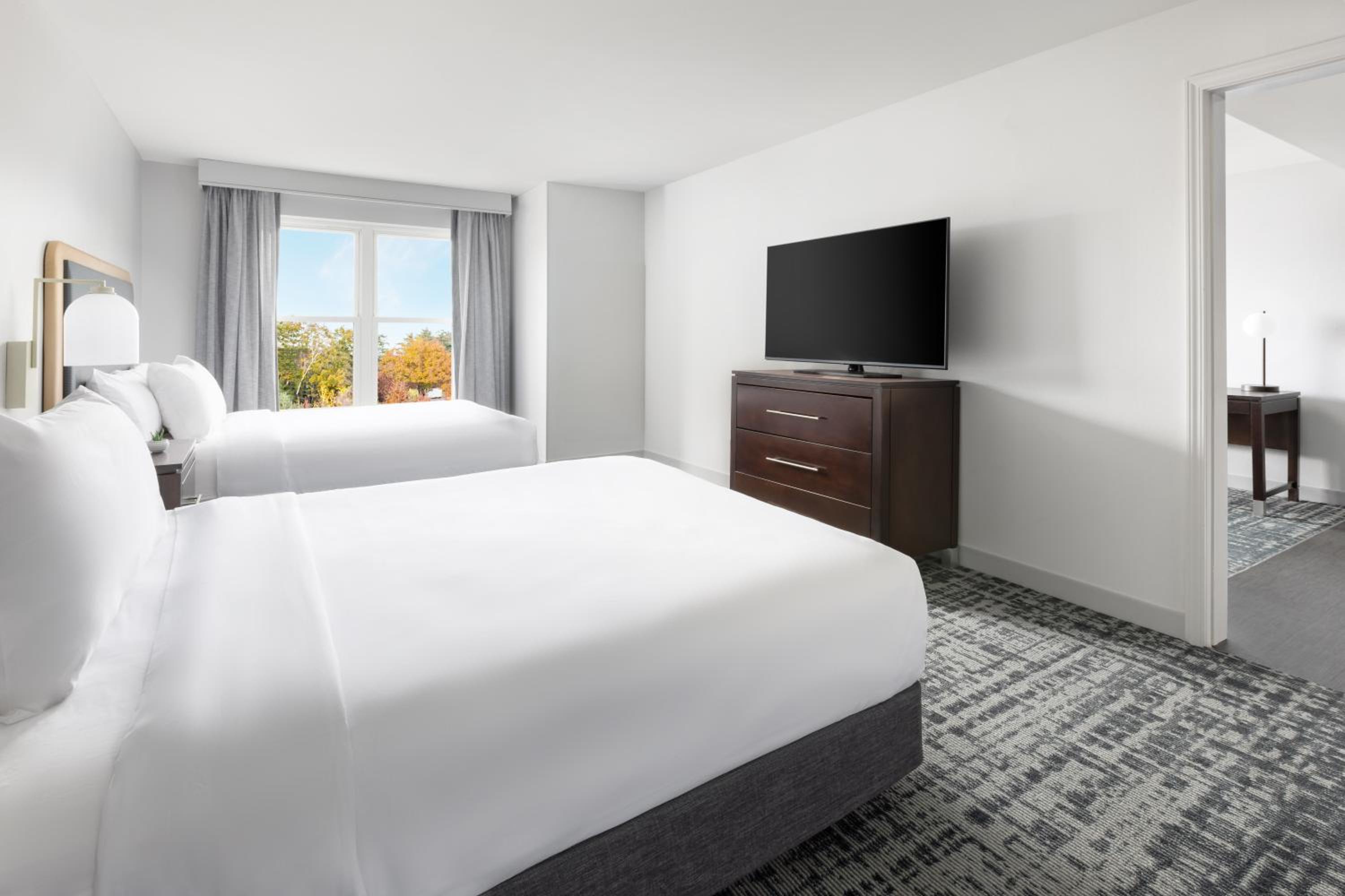 Two Bedroom Suite with One King and Two Queen Beds - Non-Smoking - Photo 3