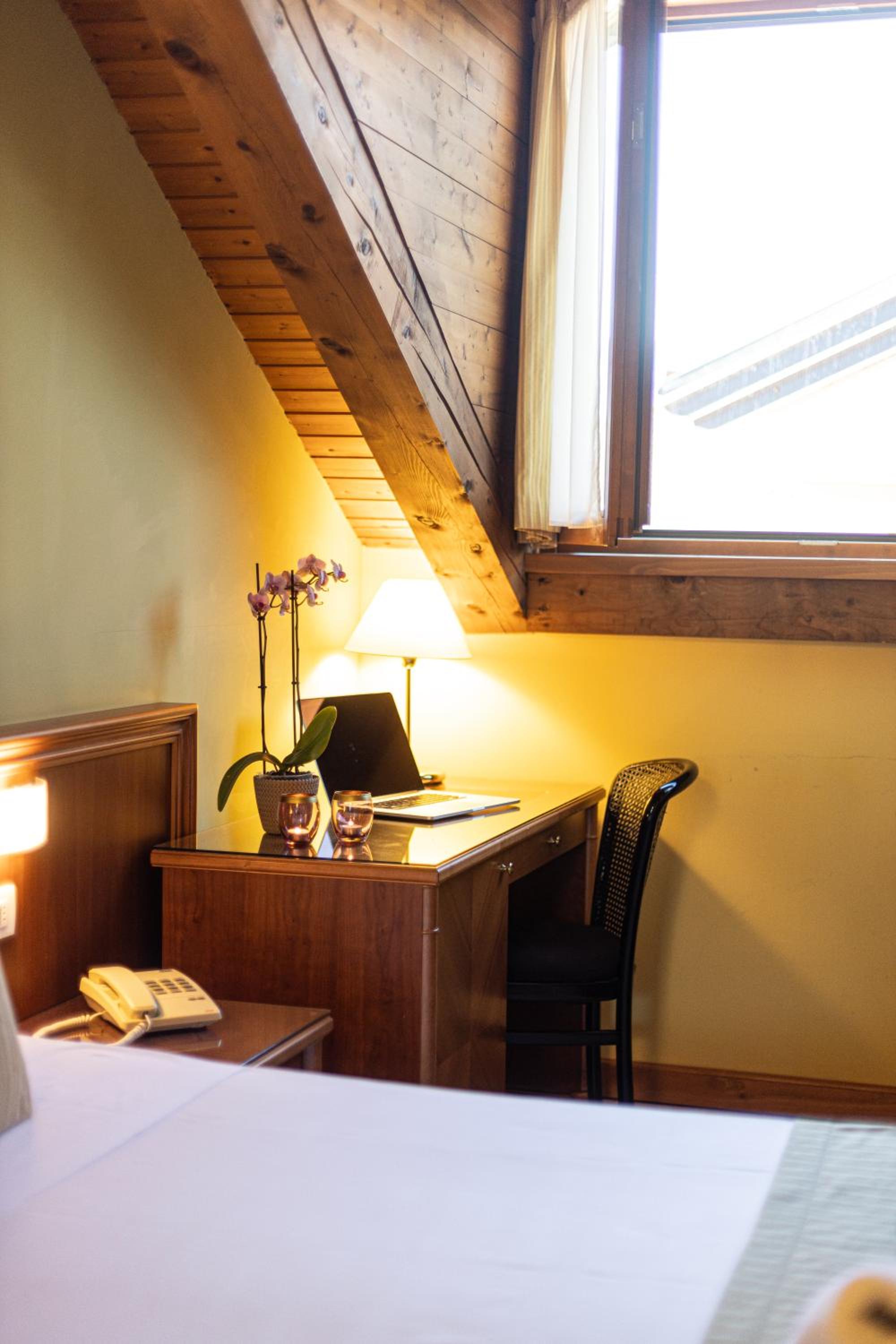 Attic Single Room with Queen bed
