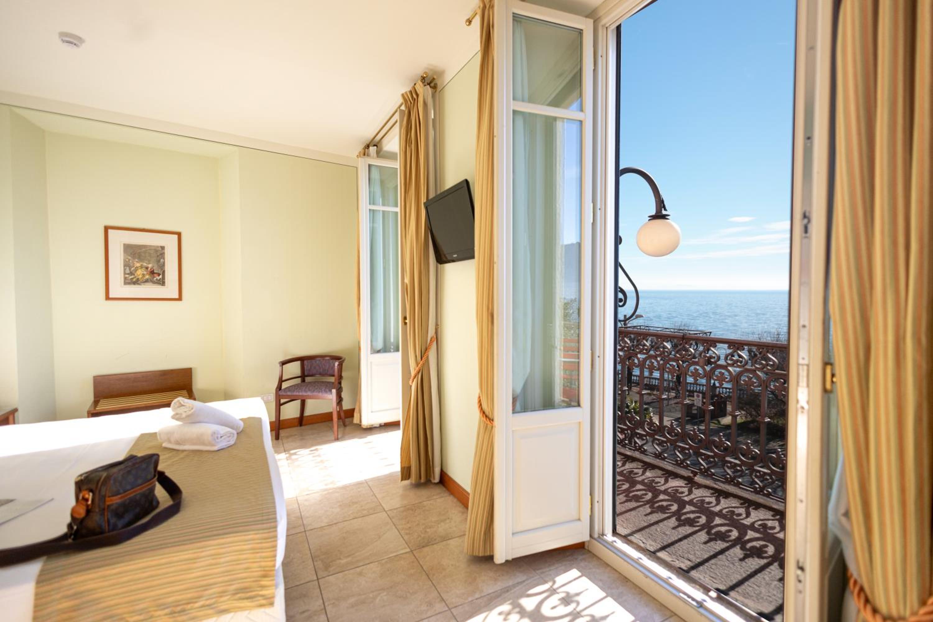 Deluxe Double or Twin Room with Lake View - Photo 14