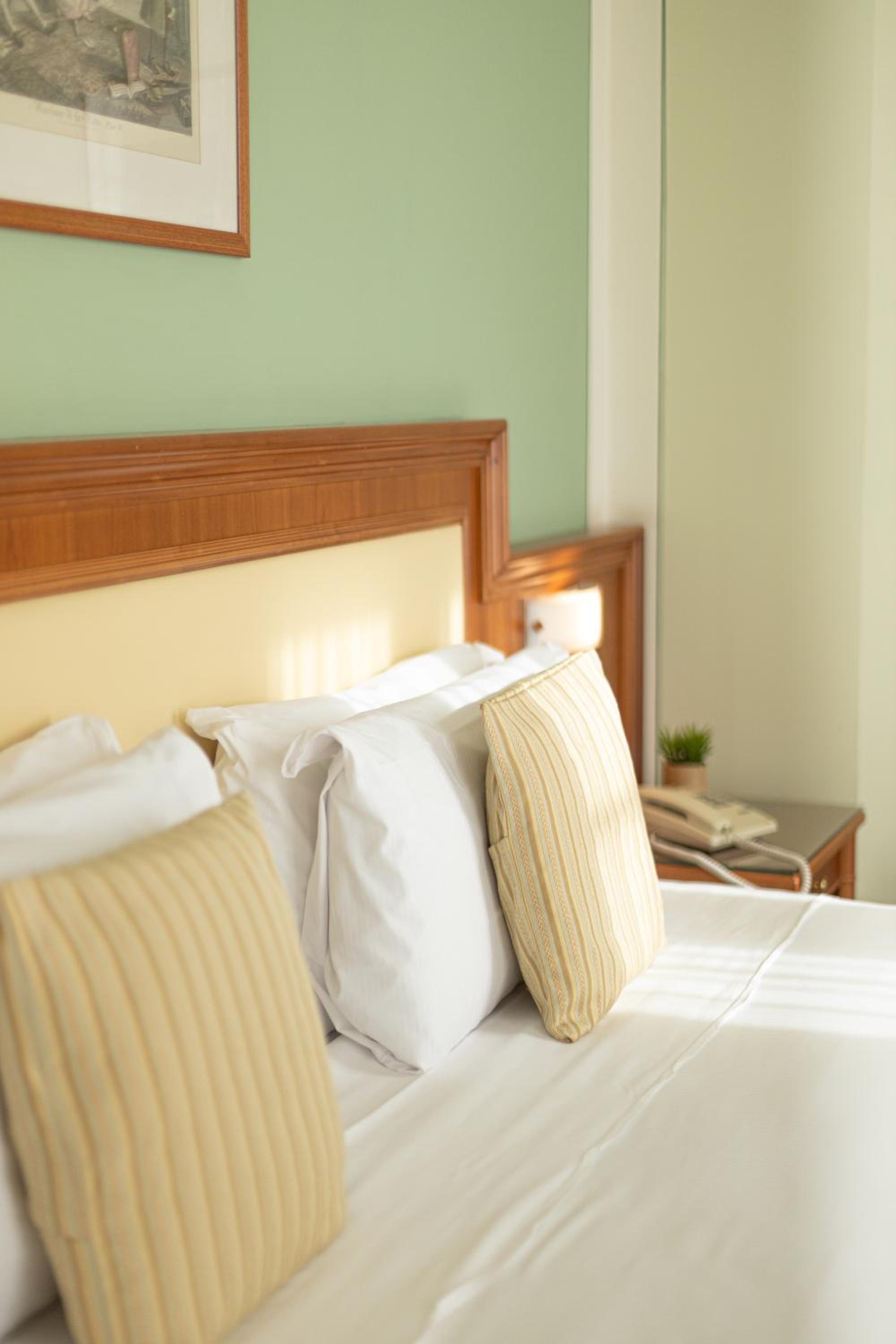 Deluxe Double or Twin Room with Lake View - Photo 9