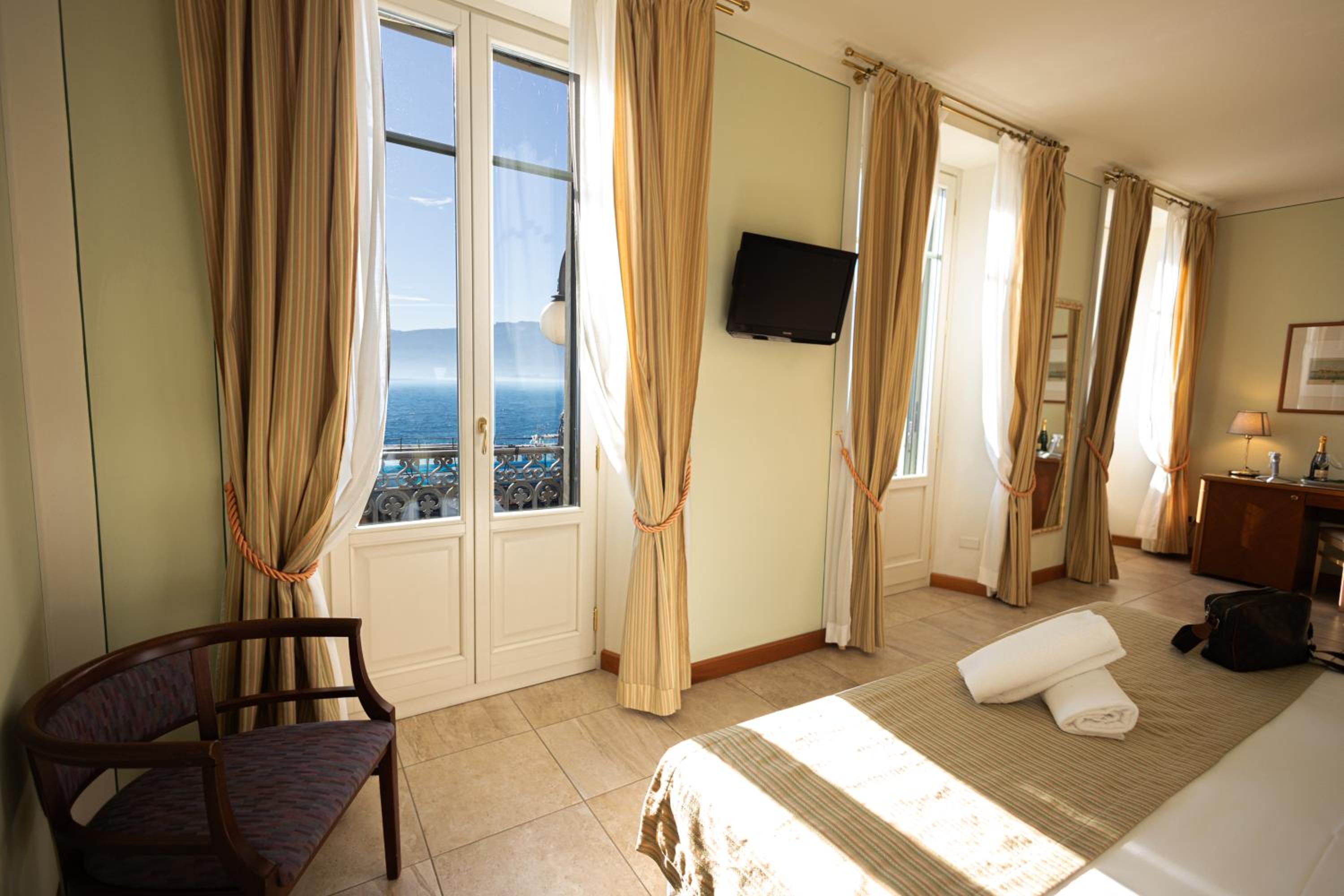 Deluxe Double or Twin Room with Lake View - Photo 1