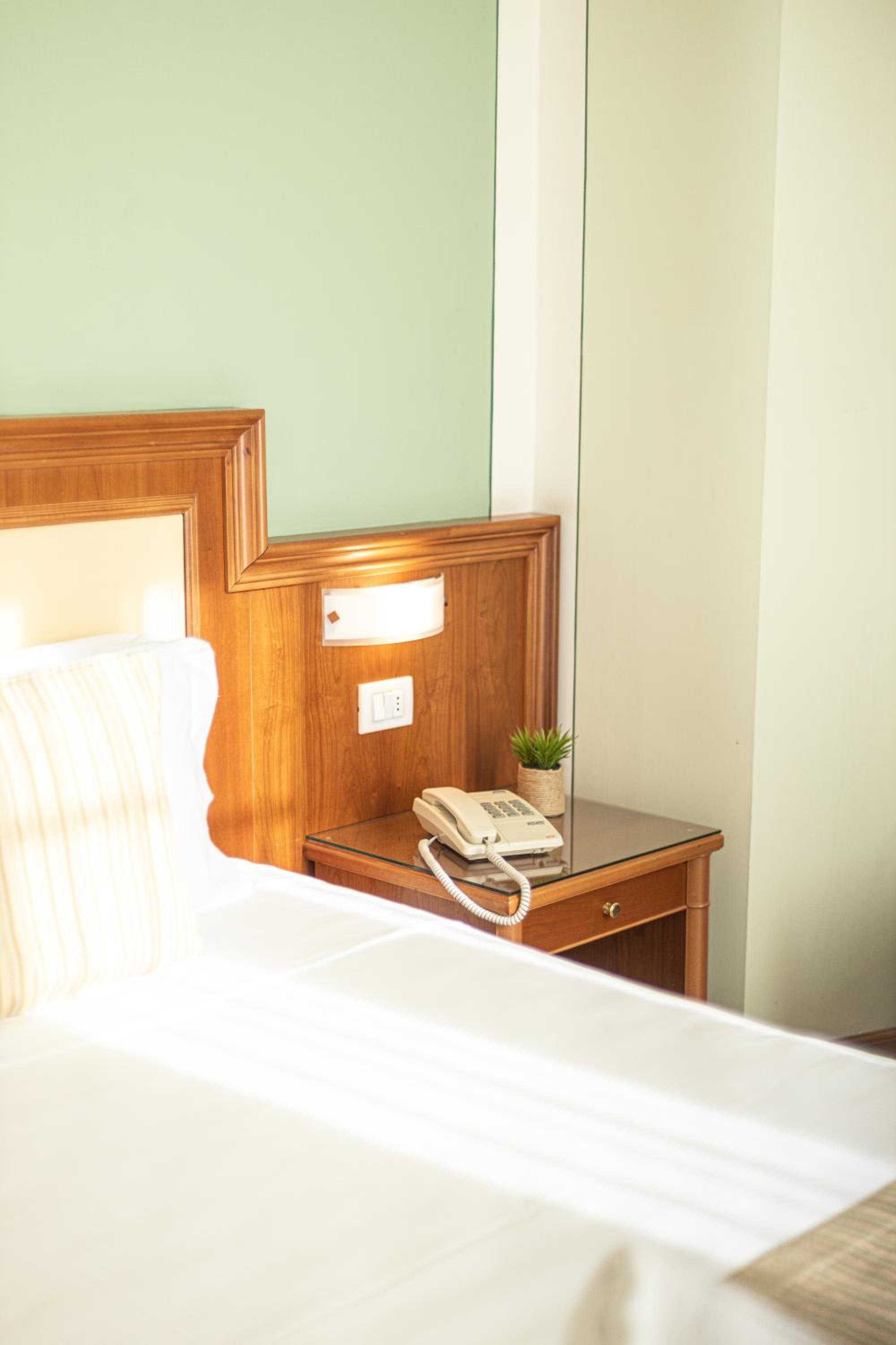 Deluxe Double or Twin Room with Lake View - Photo 11