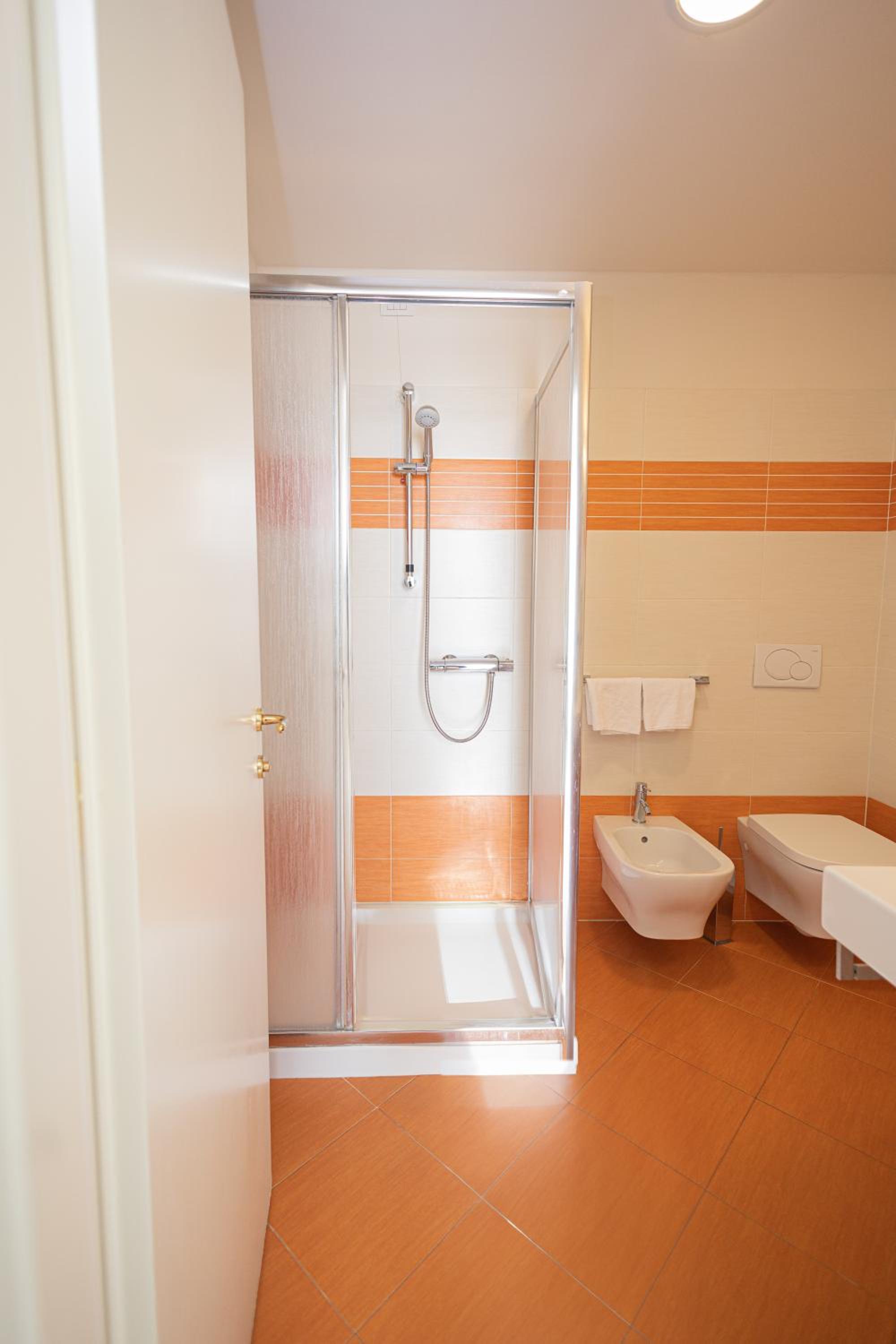 Deluxe Double or Twin Room with Lake View - Photo 15